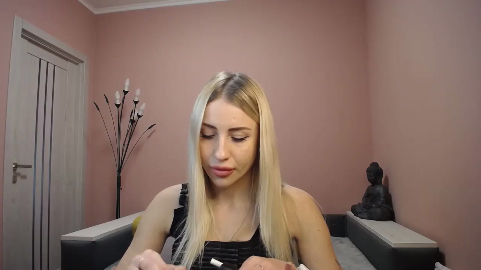 Gallery image thumbnail from KimKalash's myfreecams stream on, 12/27/2023, 09:35 image 6 of 20