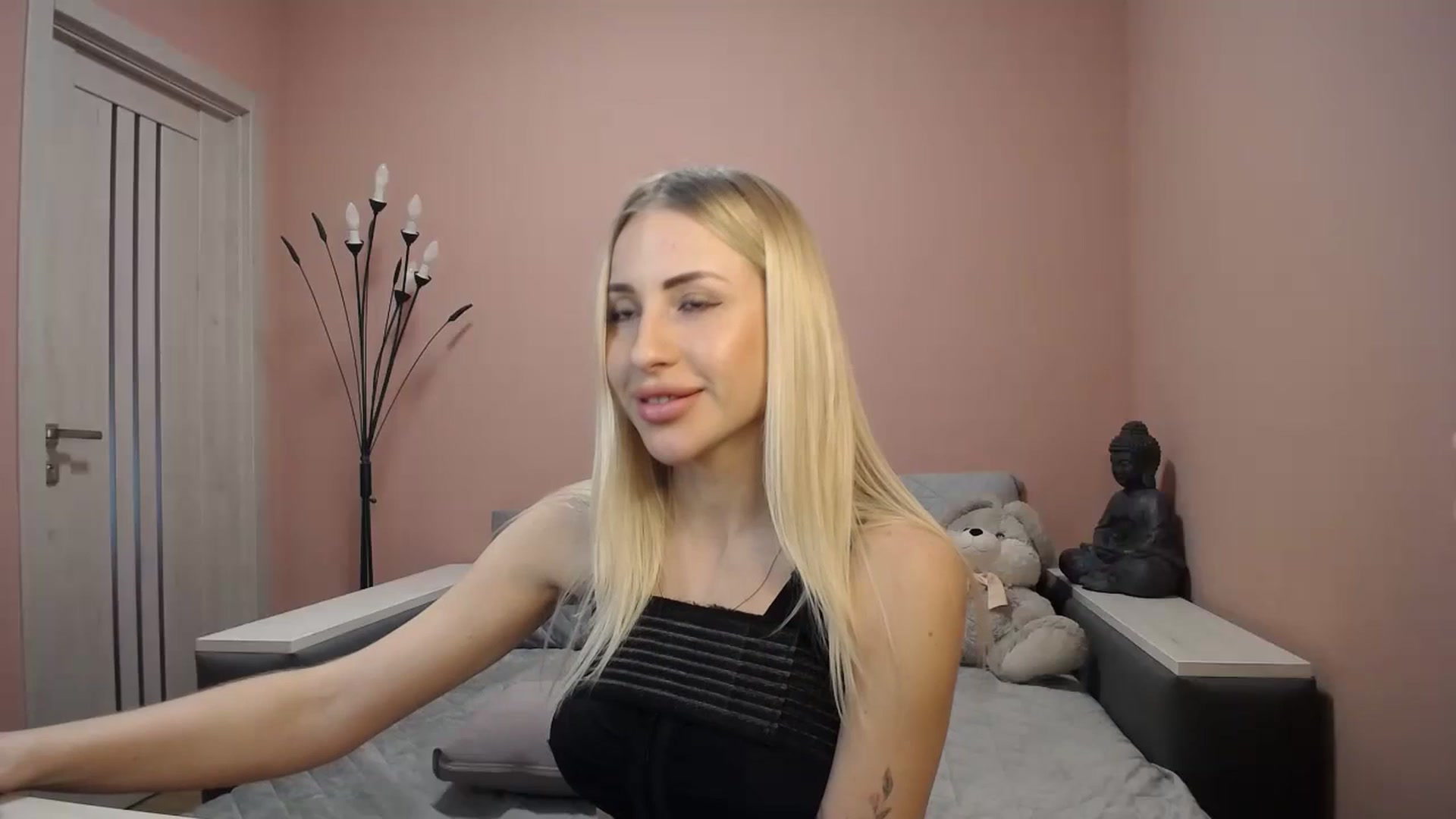Gallery image thumbnail from KimKalash's myfreecams stream on, 01/04/2024, 10:01 image 17 of 20
