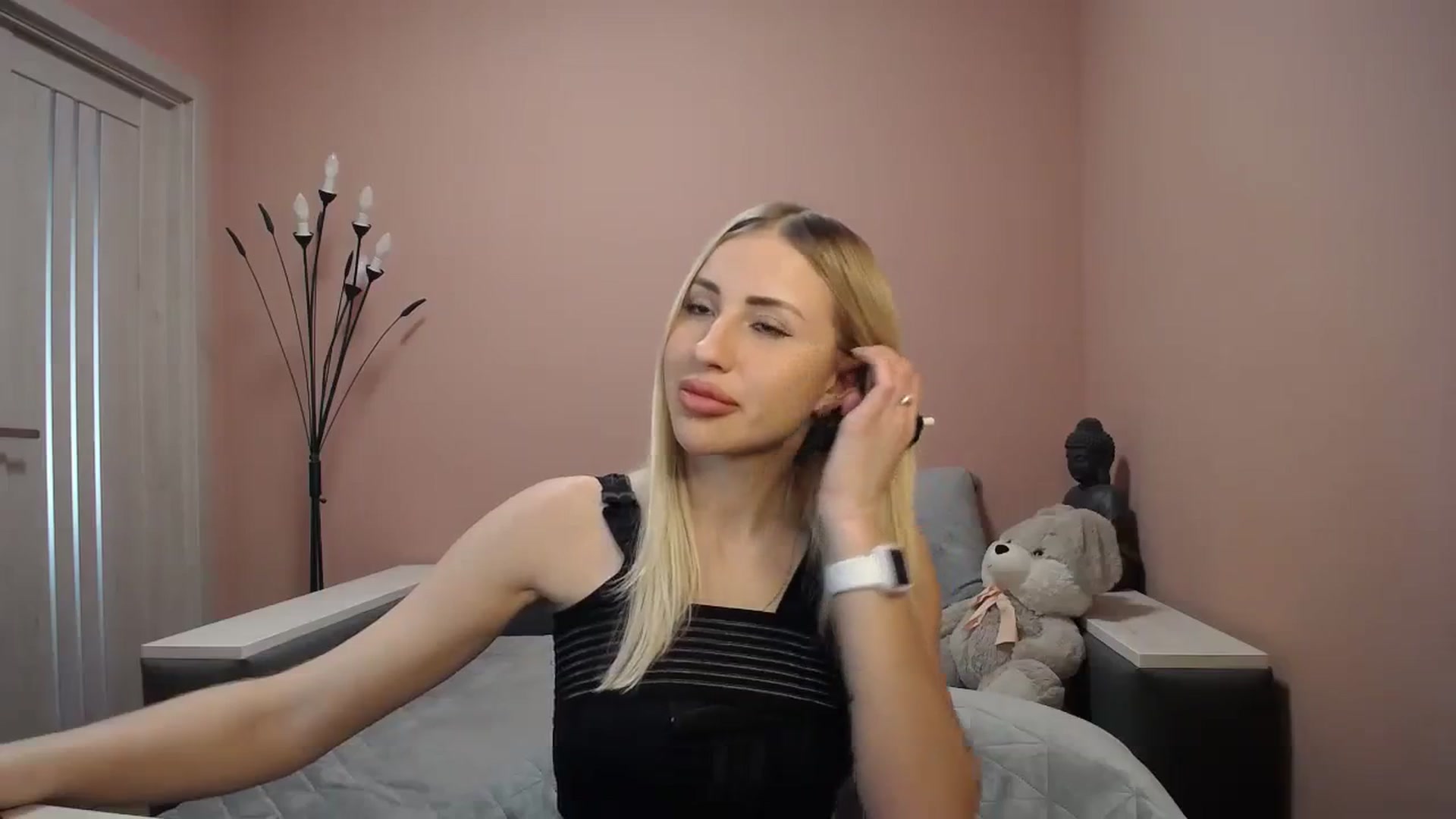 Gallery image thumbnail from KimKalash's myfreecams stream on, 01/05/2024, 12:17 image 7 of 20