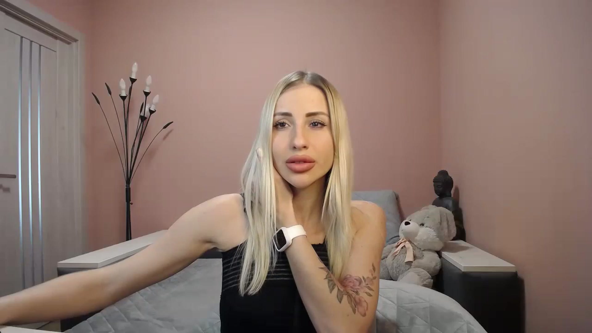 Gallery image thumbnail from KimKalash's myfreecams stream on, 01/05/2024, 12:17 image 5 of 20