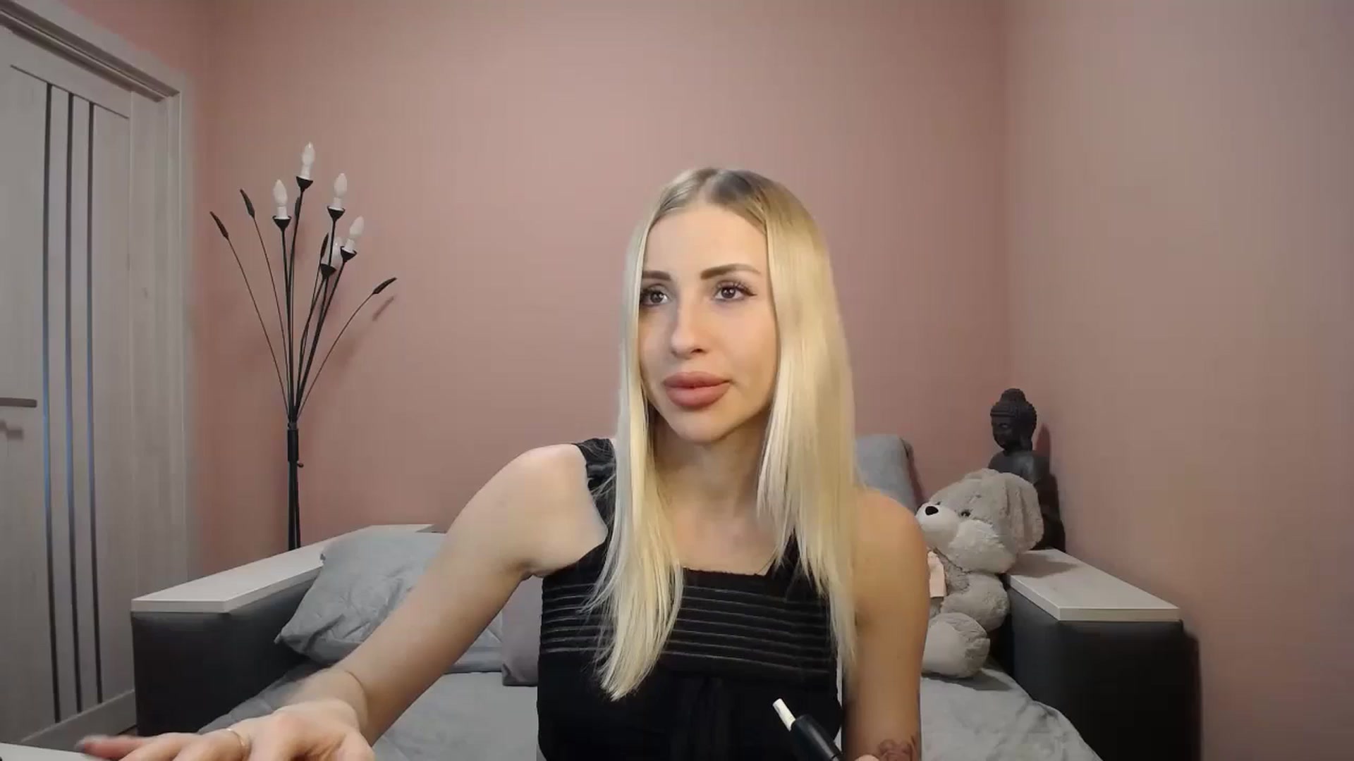 Gallery image thumbnail from KimKalash's myfreecams stream on, 01/05/2024, 12:17 image 1 of 20