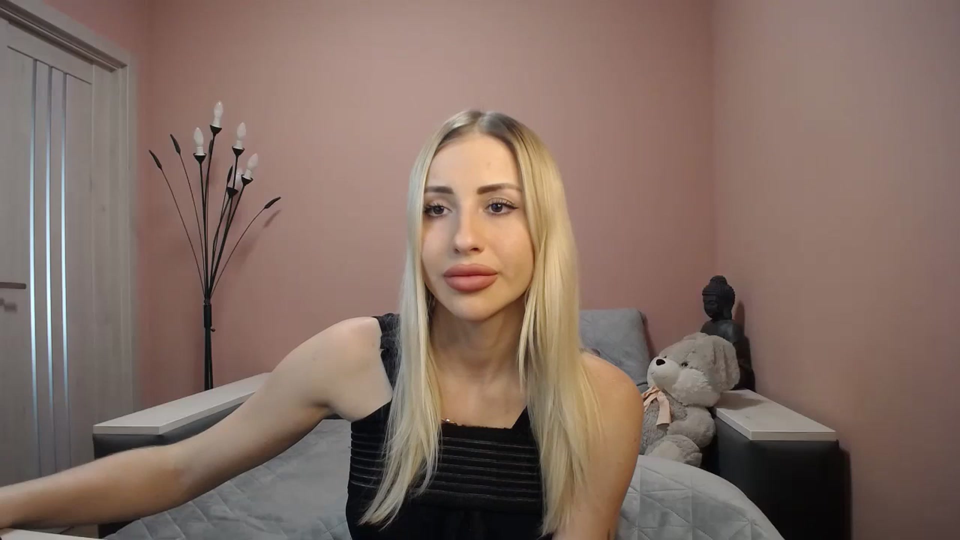 Gallery image thumbnail from KimKalash's myfreecams stream on, 01/05/2024, 12:17 image 6 of 20