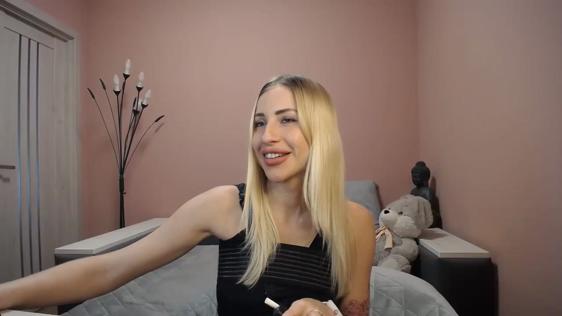 Gallery image thumbnail from KimKalash's myfreecams stream on, 01/05/2024, 12:17 image 8 of 20