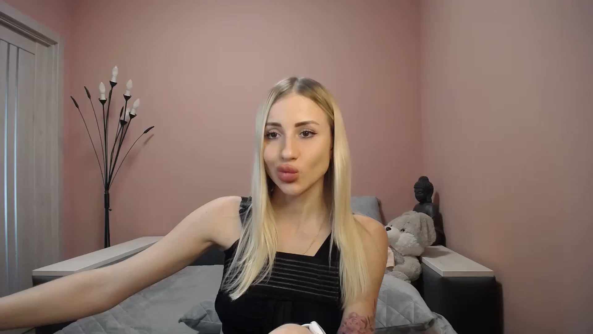 Gallery image thumbnail from KimKalash's myfreecams stream on, 01/05/2024, 12:17 image 16 of 20
