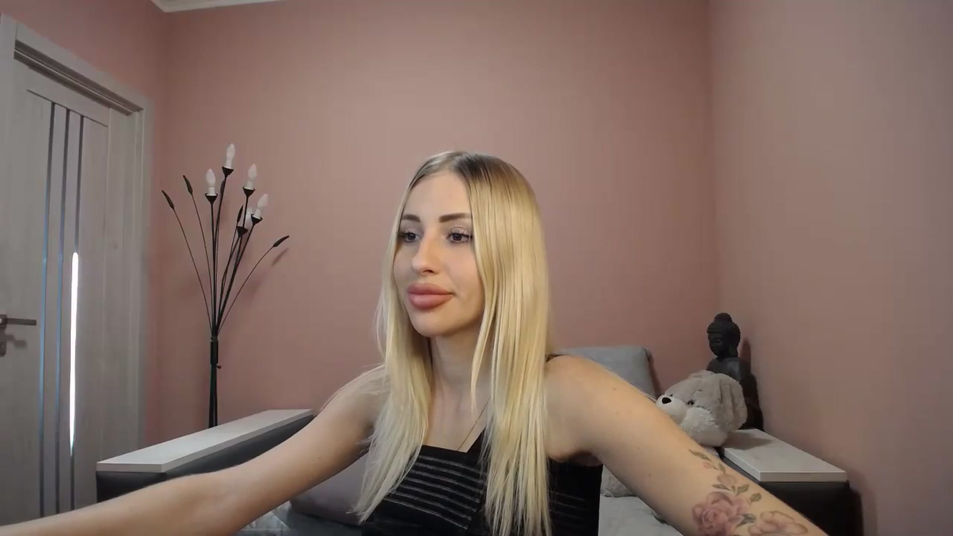 Gallery image thumbnail from KimKalash's myfreecams stream on, 01/05/2024, 12:17 image 19 of 20