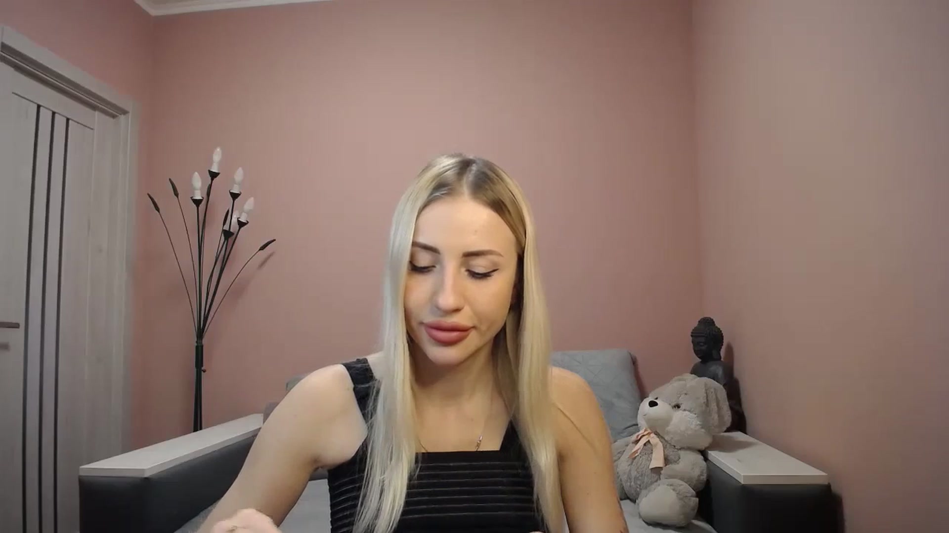Gallery image thumbnail from KimKalash's myfreecams stream on, 01/06/2024, 09:49 image 19 of 20