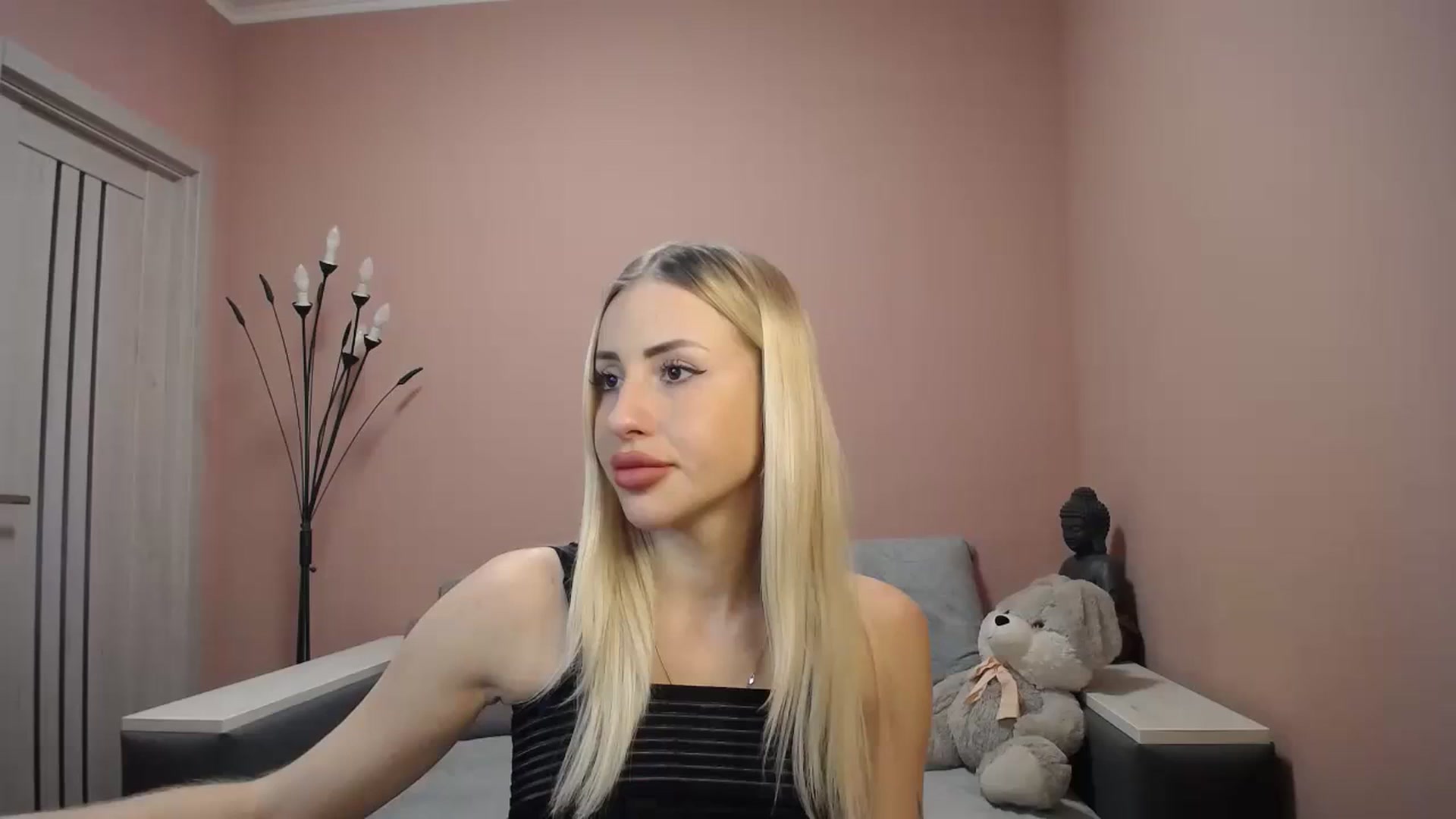 Gallery image thumbnail from KimKalash's myfreecams stream on, 01/06/2024, 09:49 image 20 of 20