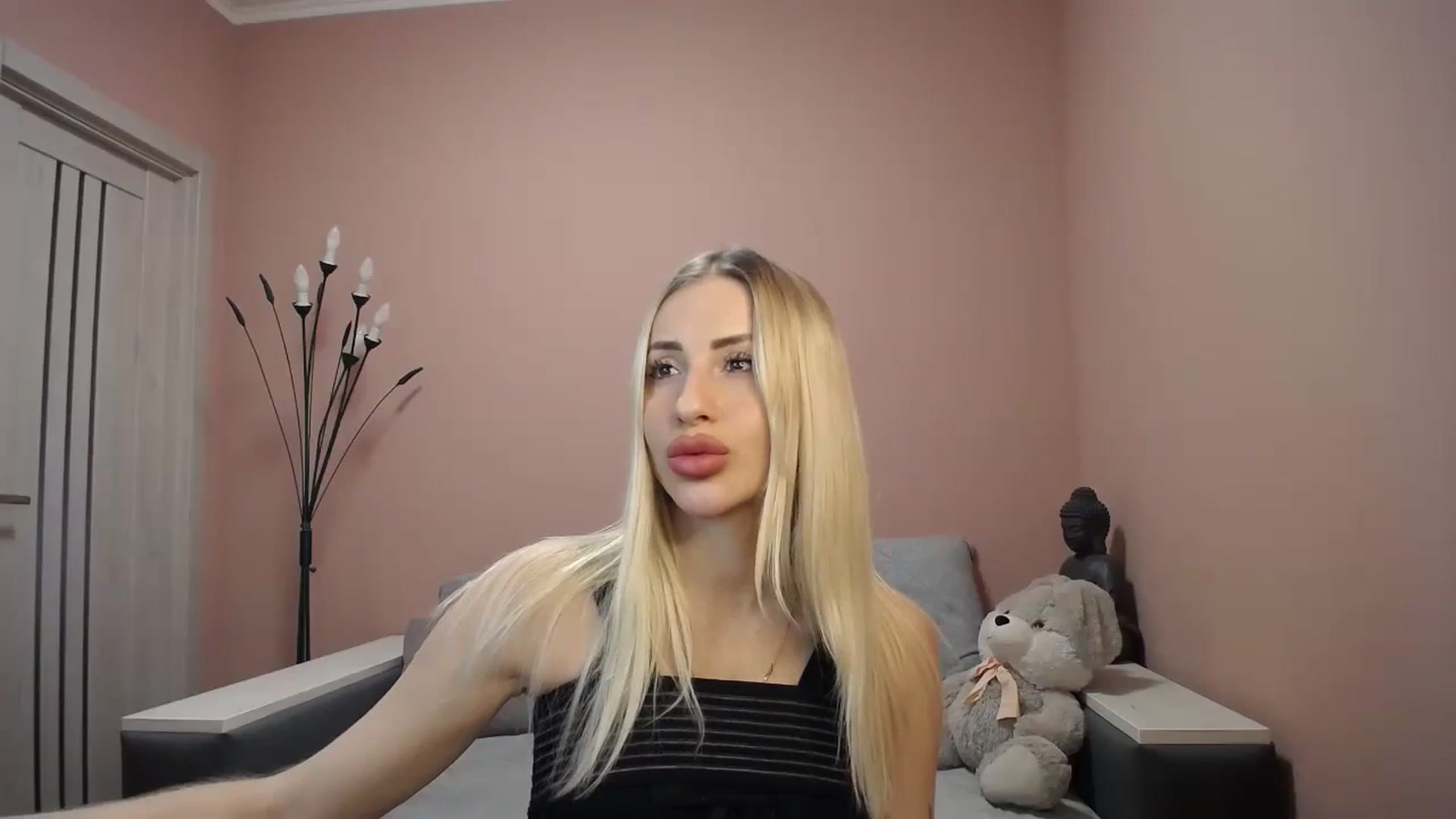 Gallery image thumbnail from KimKalash's myfreecams stream on, 01/06/2024, 09:49 image 15 of 20
