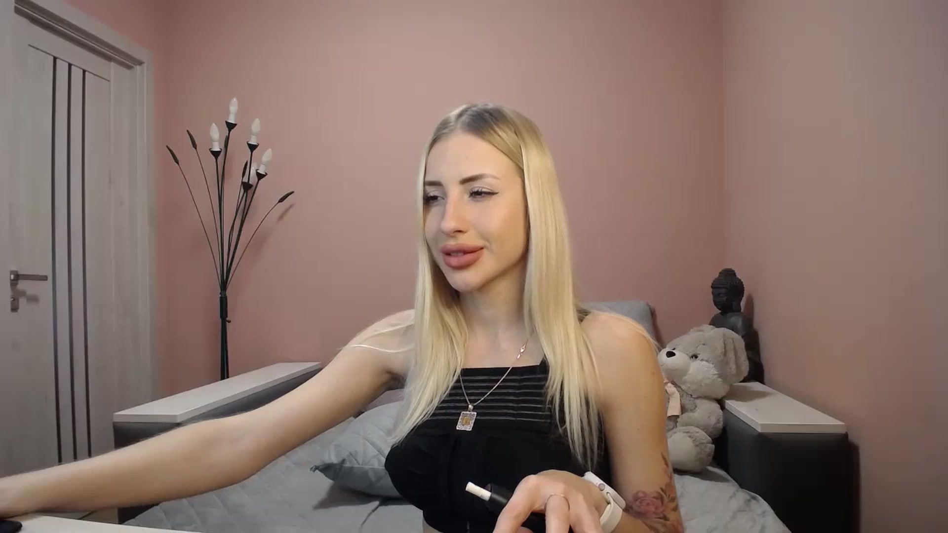 Gallery image thumbnail from KimKalash's myfreecams stream on, 01/06/2024, 10:55 image 19 of 20