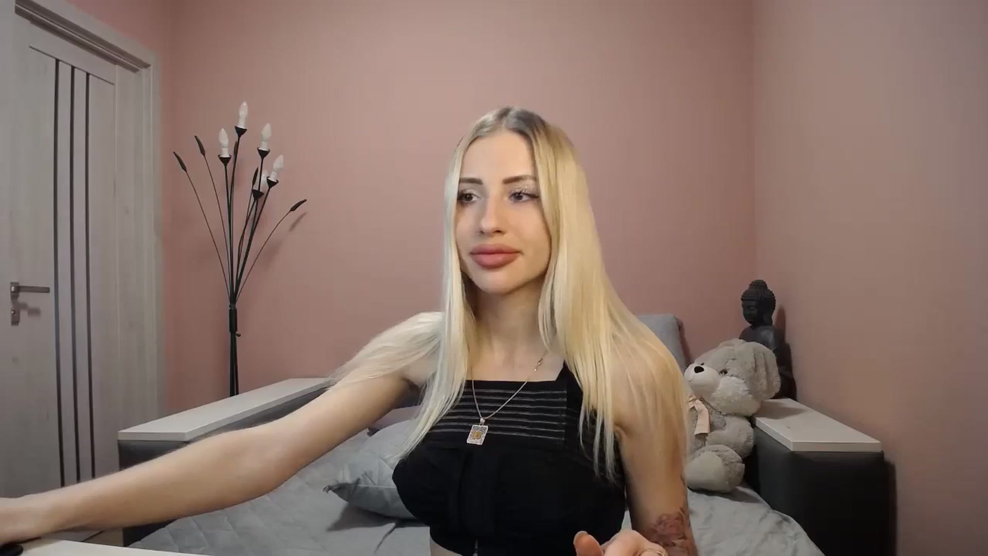 Gallery image thumbnail from KimKalash's myfreecams stream on, 01/06/2024, 10:55 image 17 of 20