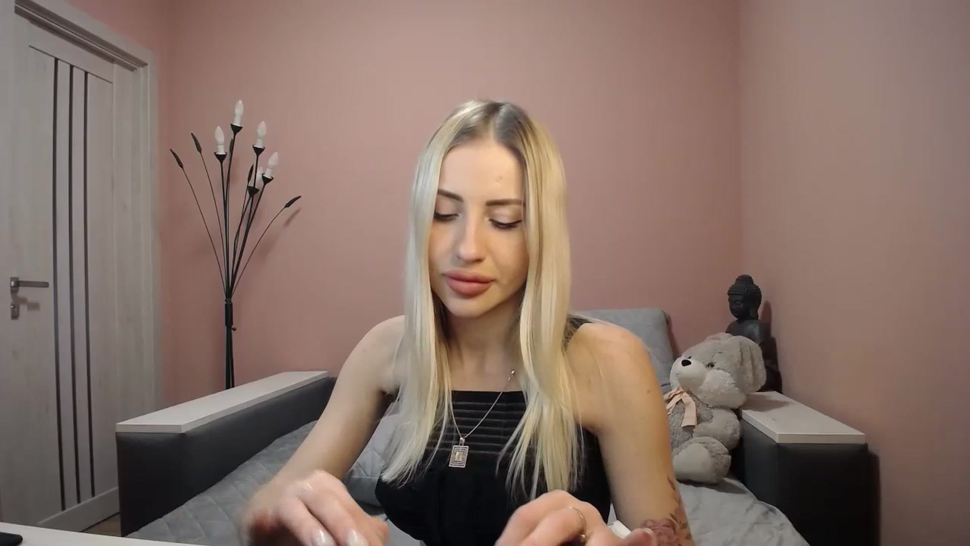 Gallery image thumbnail from KimKalash's myfreecams stream on, 01/06/2024, 10:55 image 16 of 20