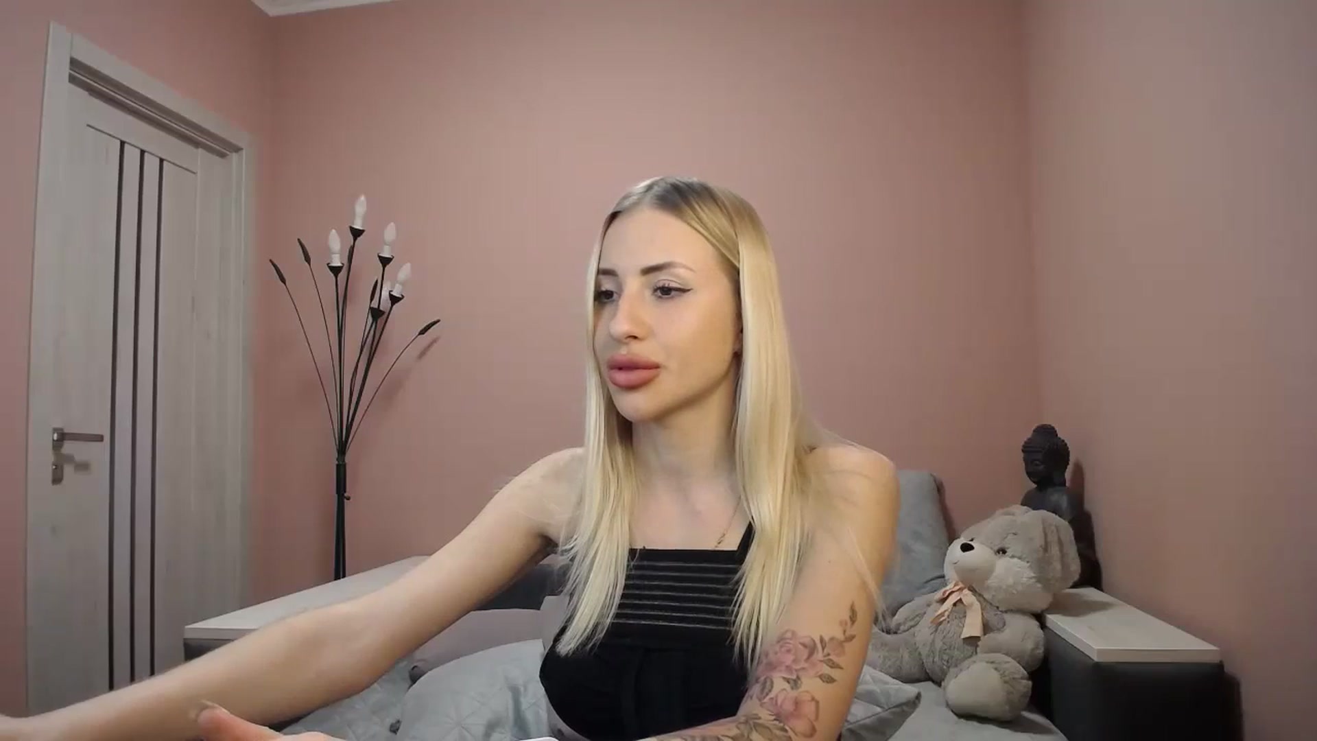 Gallery image thumbnail from KimKalash's myfreecams stream on, 01/06/2024, 13:27 image 12 of 20