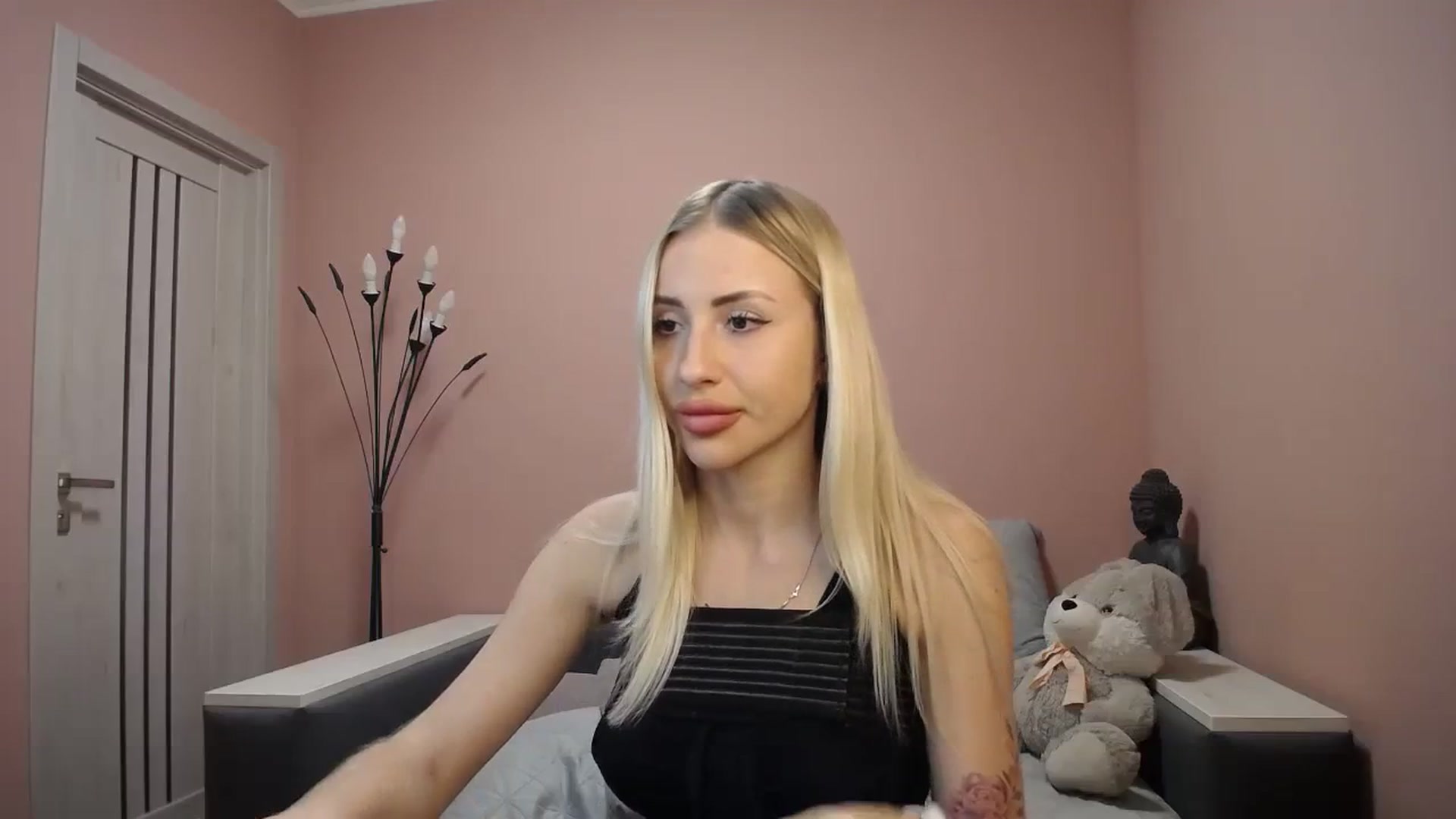 Gallery image thumbnail from KimKalash's myfreecams stream on, 01/06/2024, 13:27 image 10 of 20