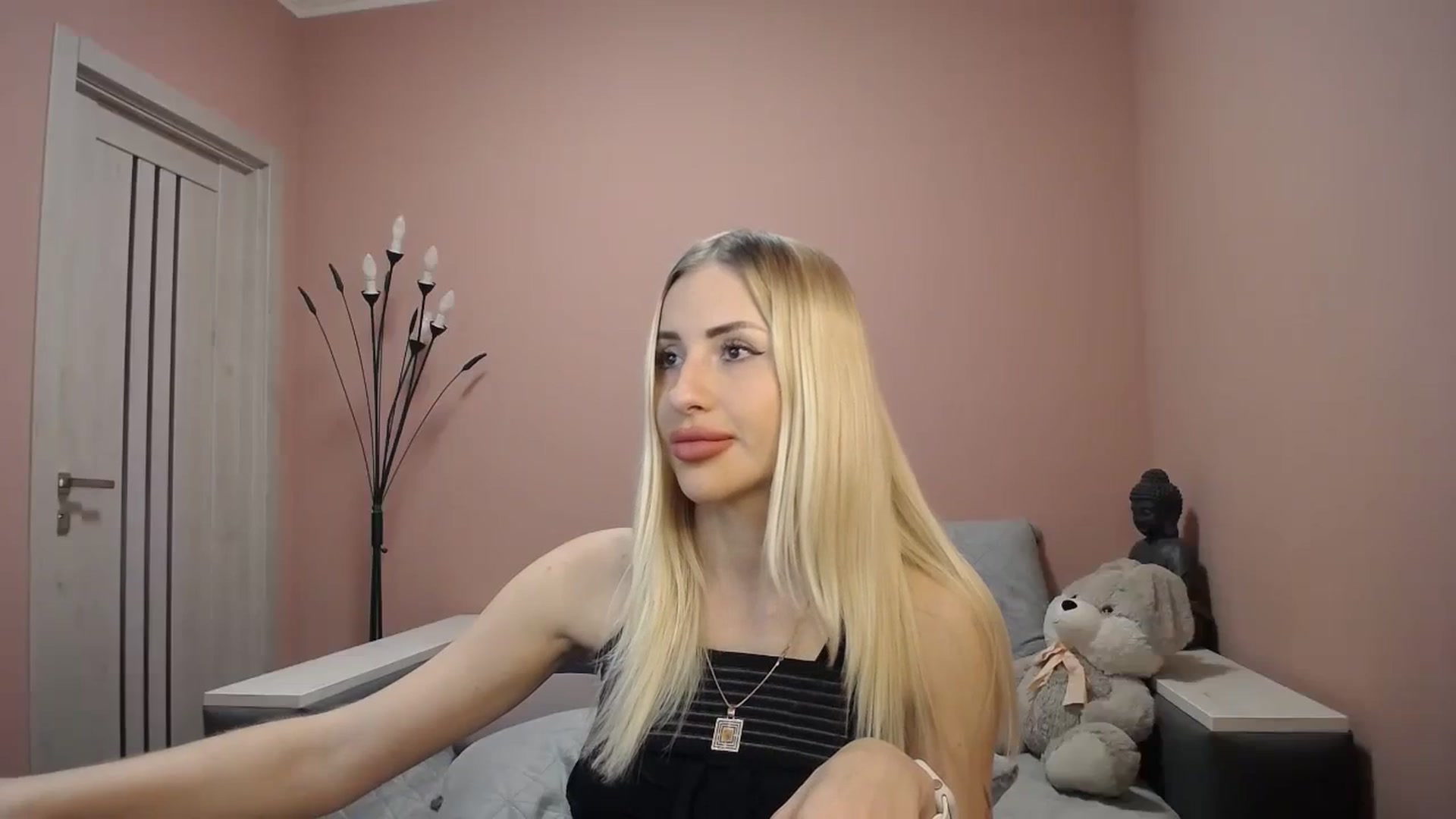 Gallery image thumbnail from KimKalash's myfreecams stream on, 01/06/2024, 13:27 image 2 of 20