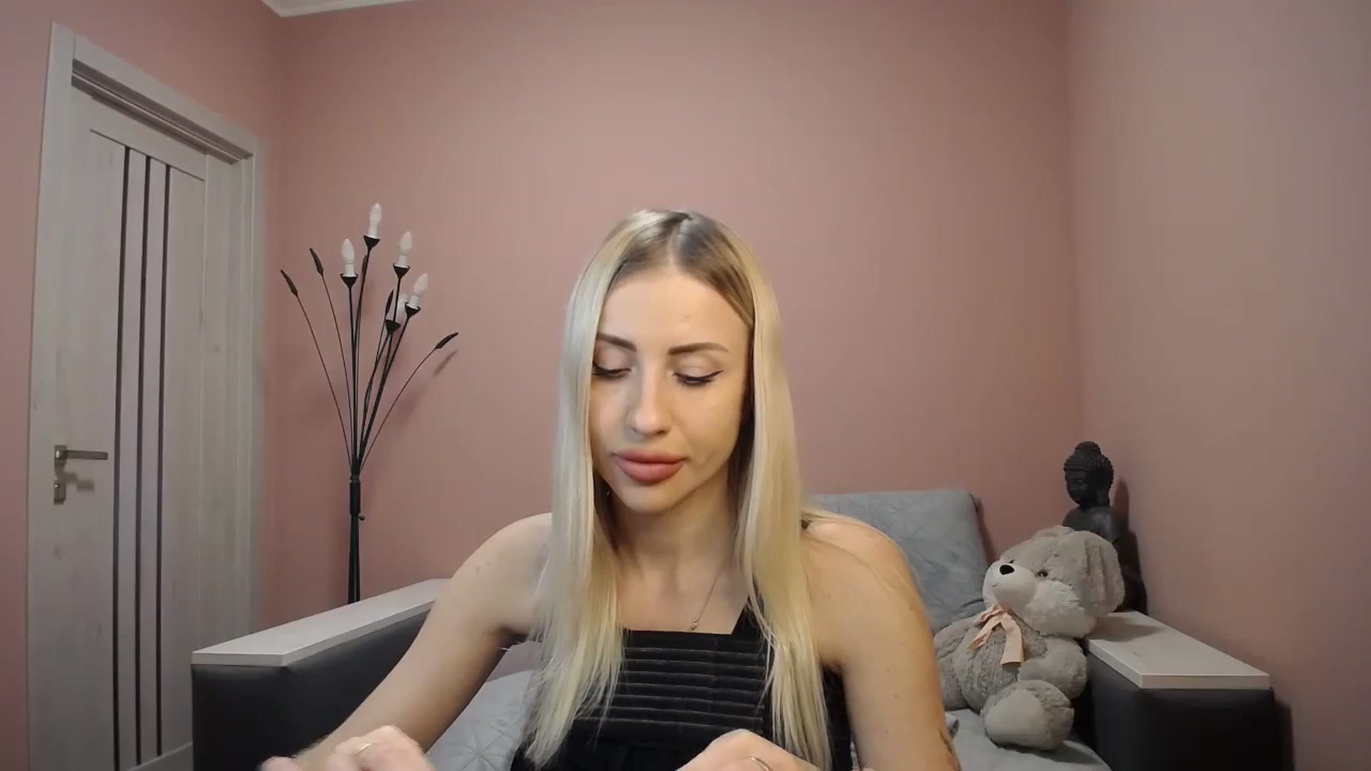 Gallery image thumbnail from KimKalash's myfreecams stream on, 01/06/2024, 13:27 image 3 of 20