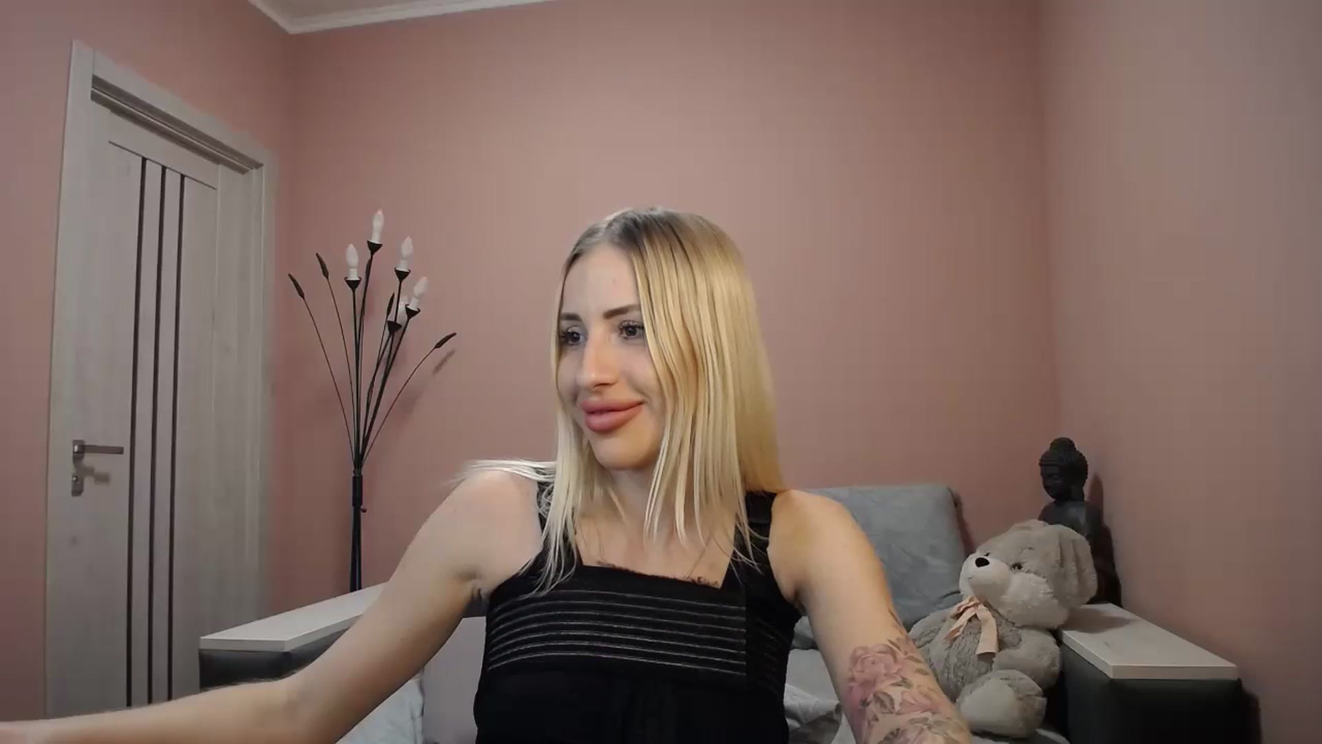 Gallery image thumbnail from KimKalash's myfreecams stream on, 01/06/2024, 13:27 image 18 of 20
