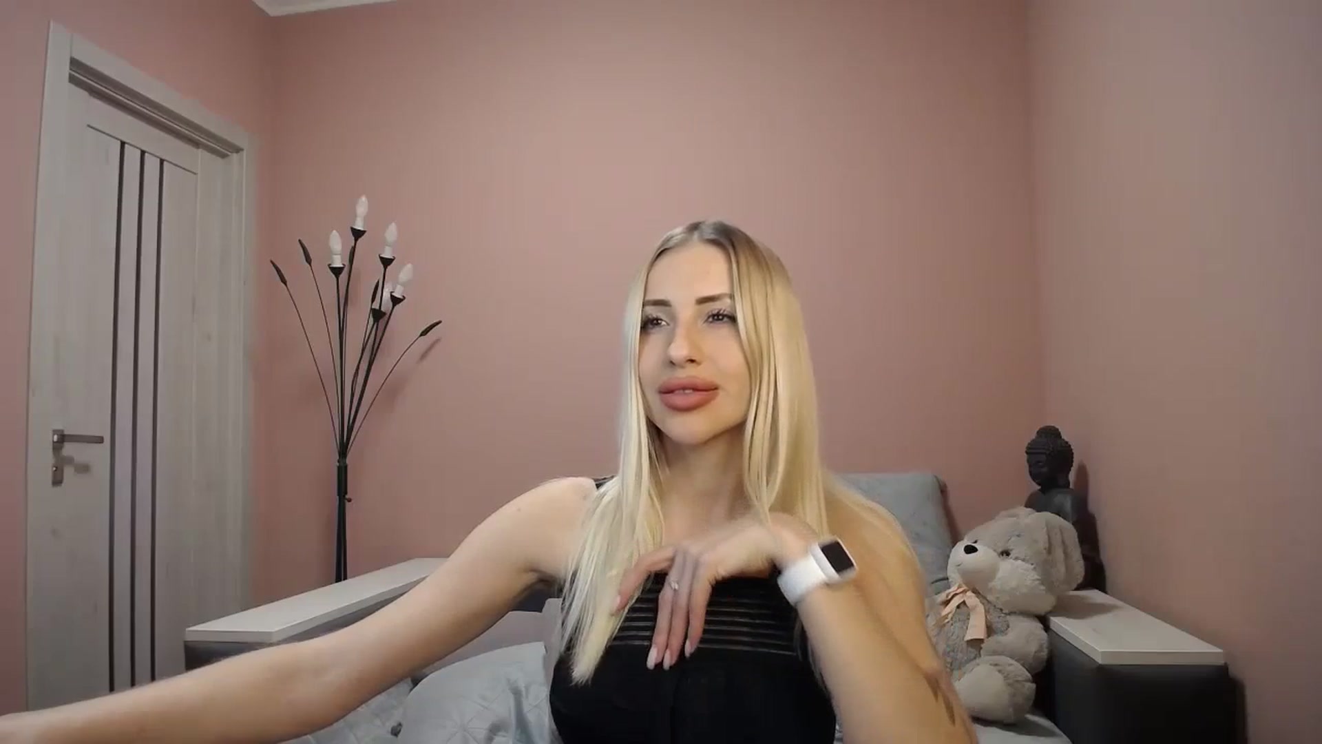 Gallery image thumbnail from KimKalash's myfreecams stream on, 01/06/2024, 13:27 image 6 of 20