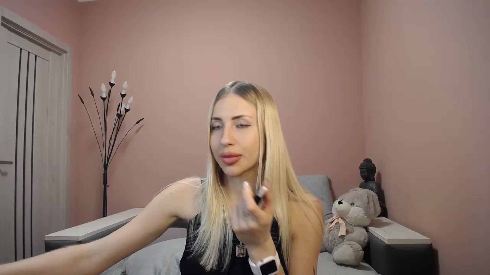 Gallery image thumbnail from KimKalash's myfreecams stream on, 01/06/2024, 14:01 image 1 of 20