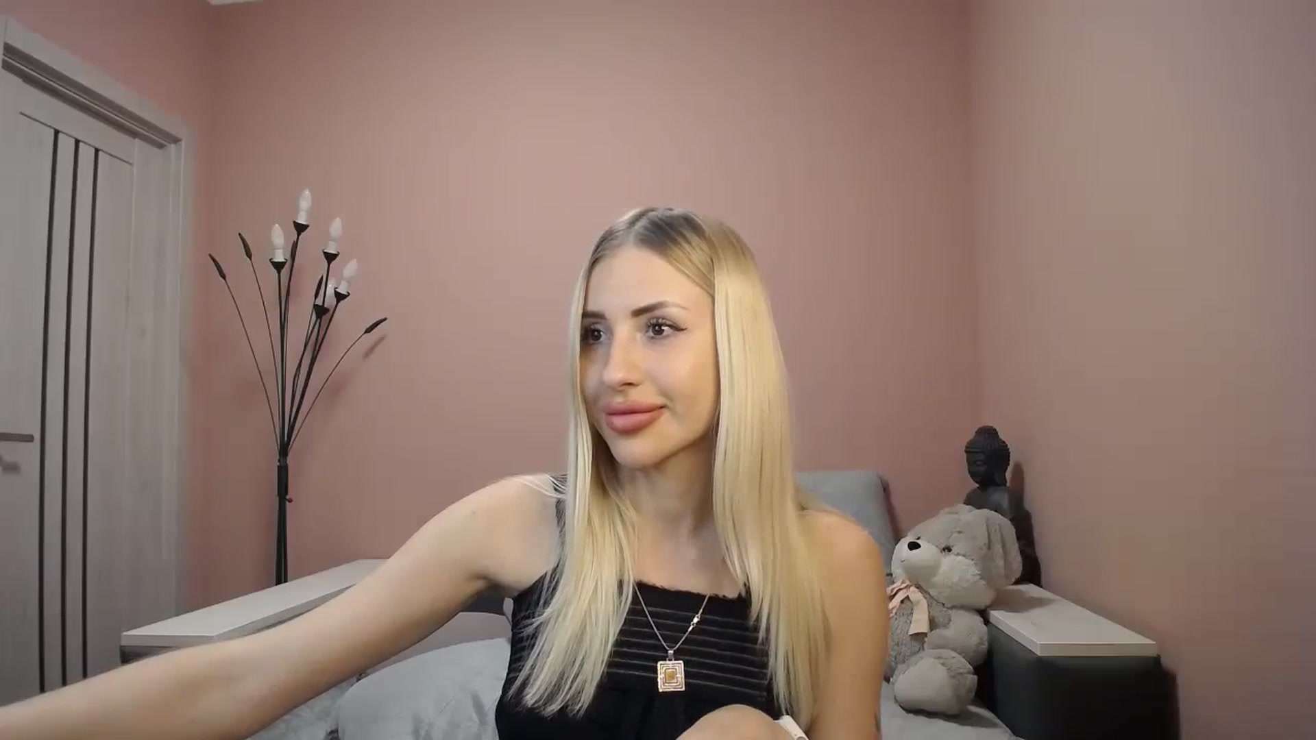 Gallery image thumbnail from KimKalash's myfreecams stream on, 01/06/2024, 14:01 image 16 of 20