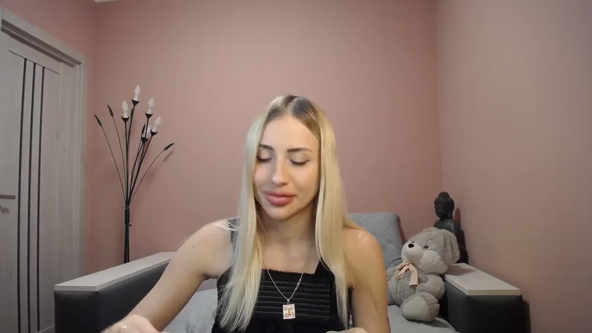 Gallery image thumbnail from KimKalash's myfreecams stream on, 01/06/2024, 14:01 image 6 of 20