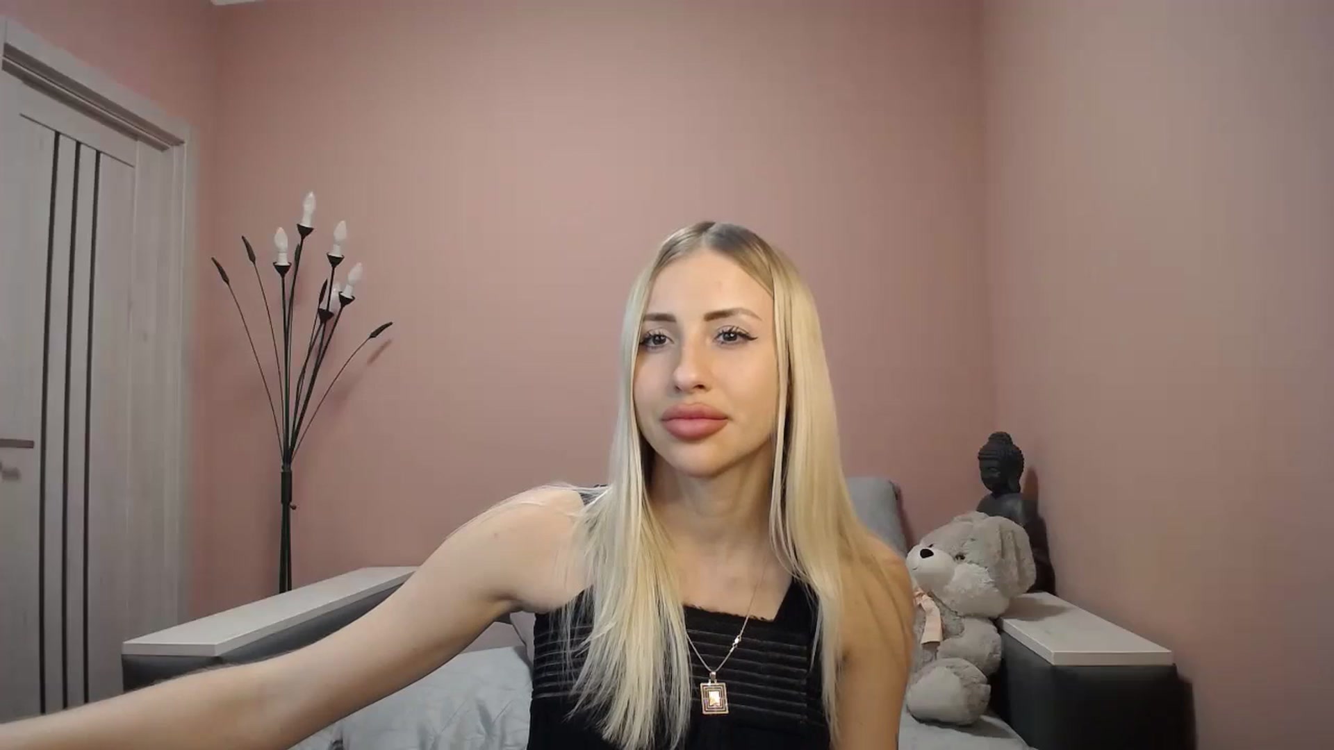 Gallery image thumbnail from KimKalash's myfreecams stream on, 01/06/2024, 14:01 image 2 of 20