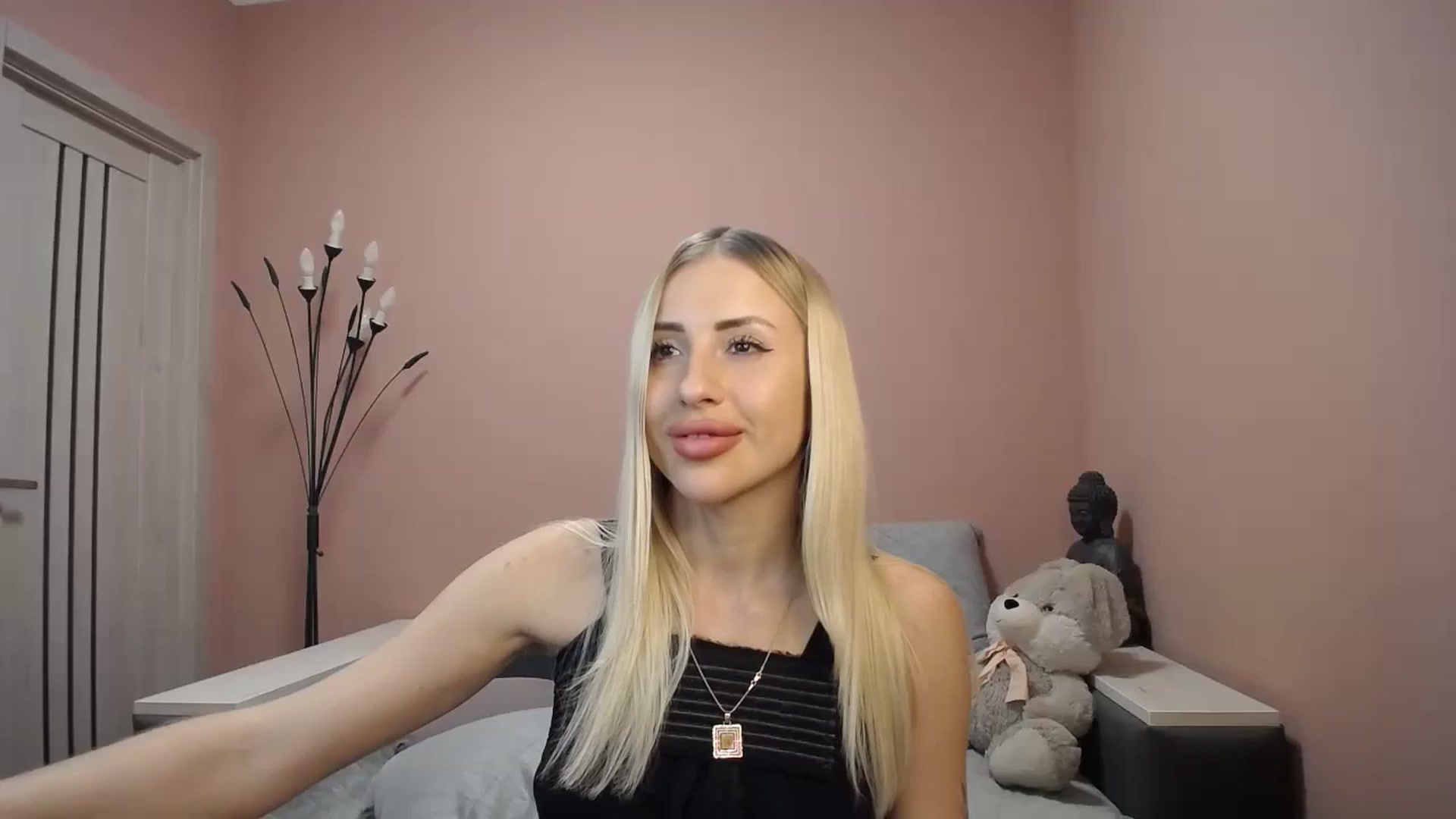 Gallery image thumbnail from KimKalash's myfreecams stream on, 01/06/2024, 14:01 image 14 of 20