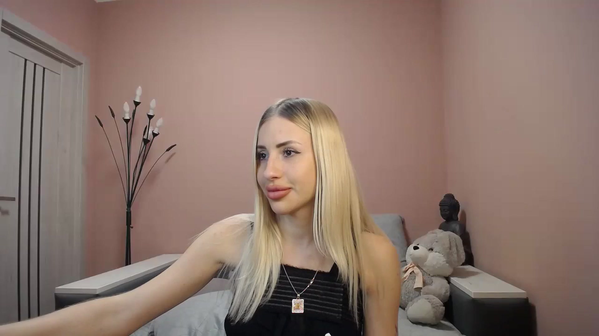 Gallery image thumbnail from KimKalash's myfreecams stream on, 01/06/2024, 14:01 image 4 of 20