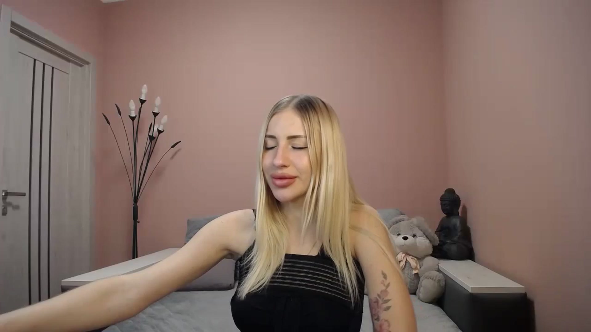 Gallery image thumbnail from KimKalash's myfreecams stream on, 01/08/2024, 10:29 image 10 of 20