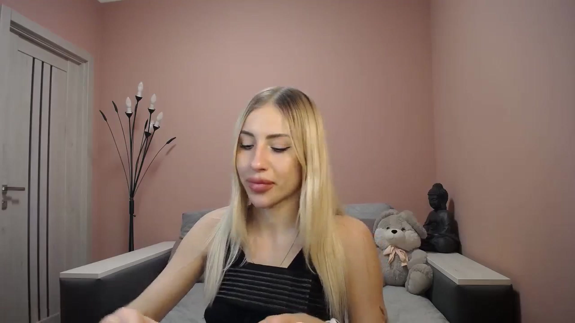 Gallery image thumbnail from KimKalash's myfreecams stream on, 01/08/2024, 10:29 image 13 of 20