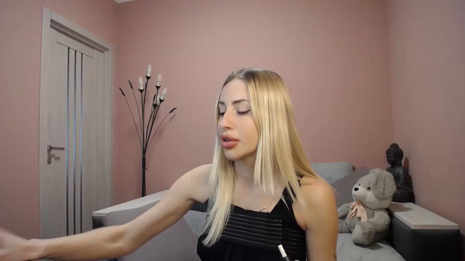 Gallery image thumbnail from KimKalash's myfreecams stream on, 01/10/2024, 12:08 image 1 of 20
