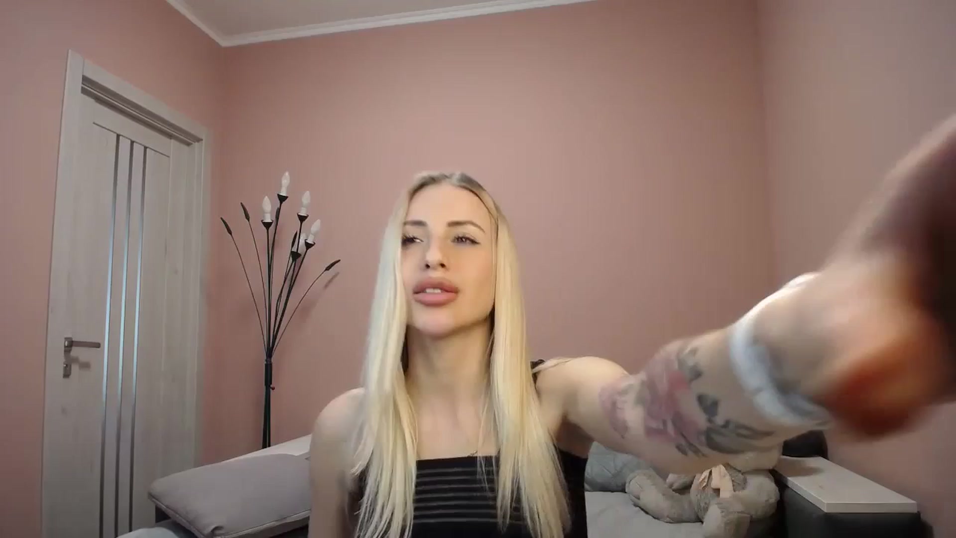 Gallery image thumbnail from KimKalash's myfreecams stream on, 01/10/2024, 12:08 image 15 of 20