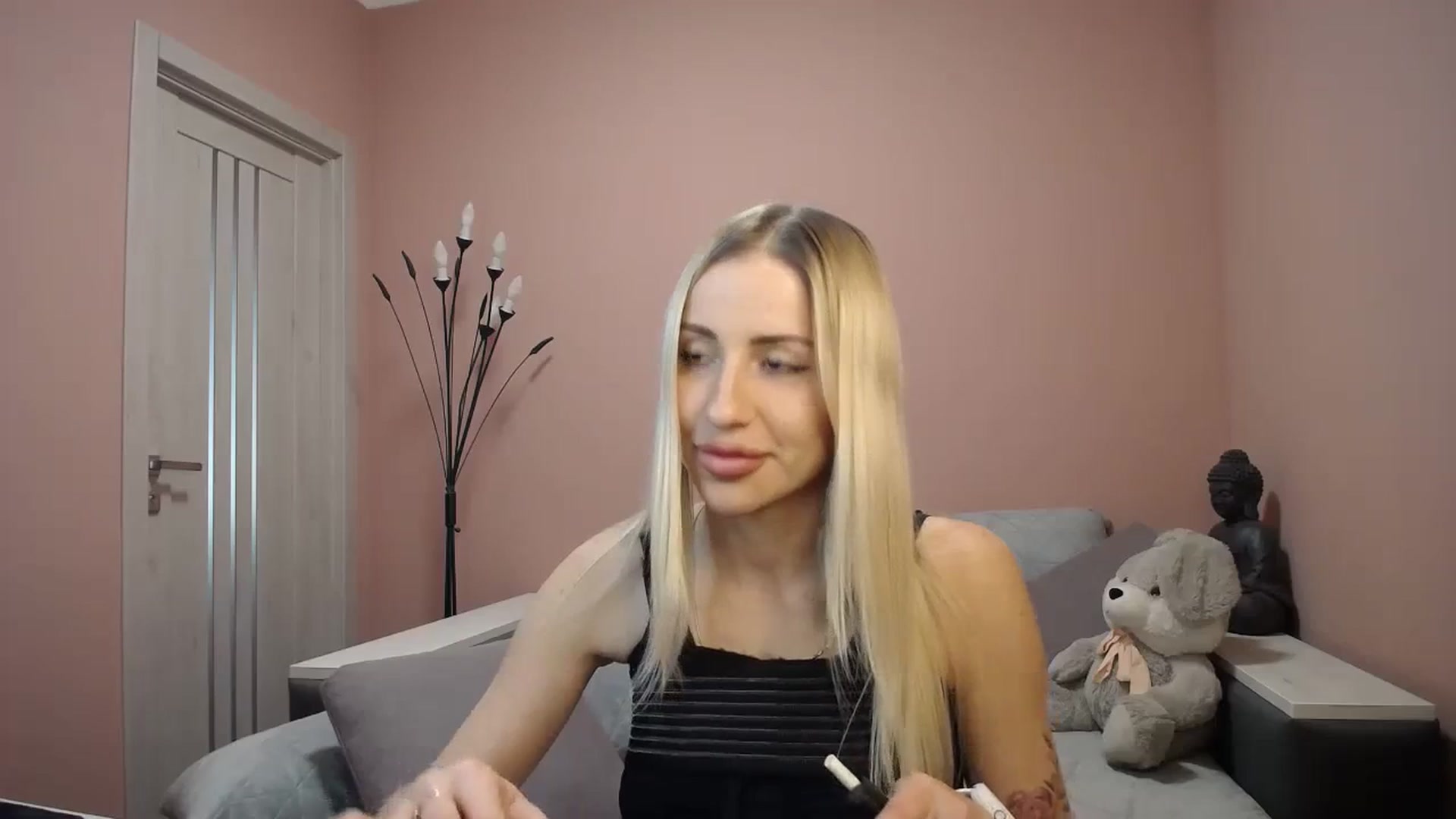 Gallery image thumbnail from KimKalash's myfreecams stream on, 01/10/2024, 12:08 image 7 of 20