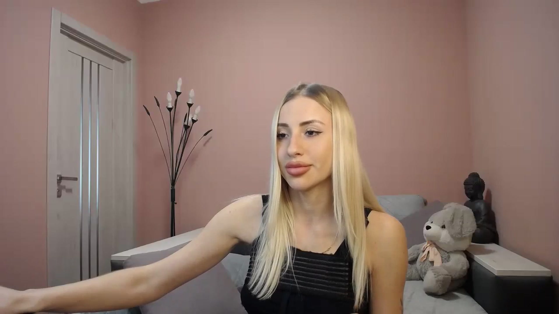Gallery image thumbnail from KimKalash's myfreecams stream on, 01/10/2024, 12:08 image 3 of 20