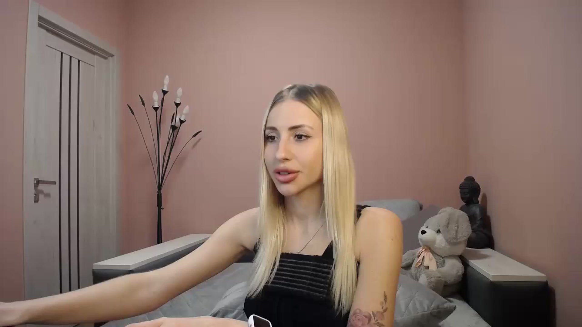 Gallery image thumbnail from KimKalash's myfreecams stream on, 01/10/2024, 14:39 image 15 of 20