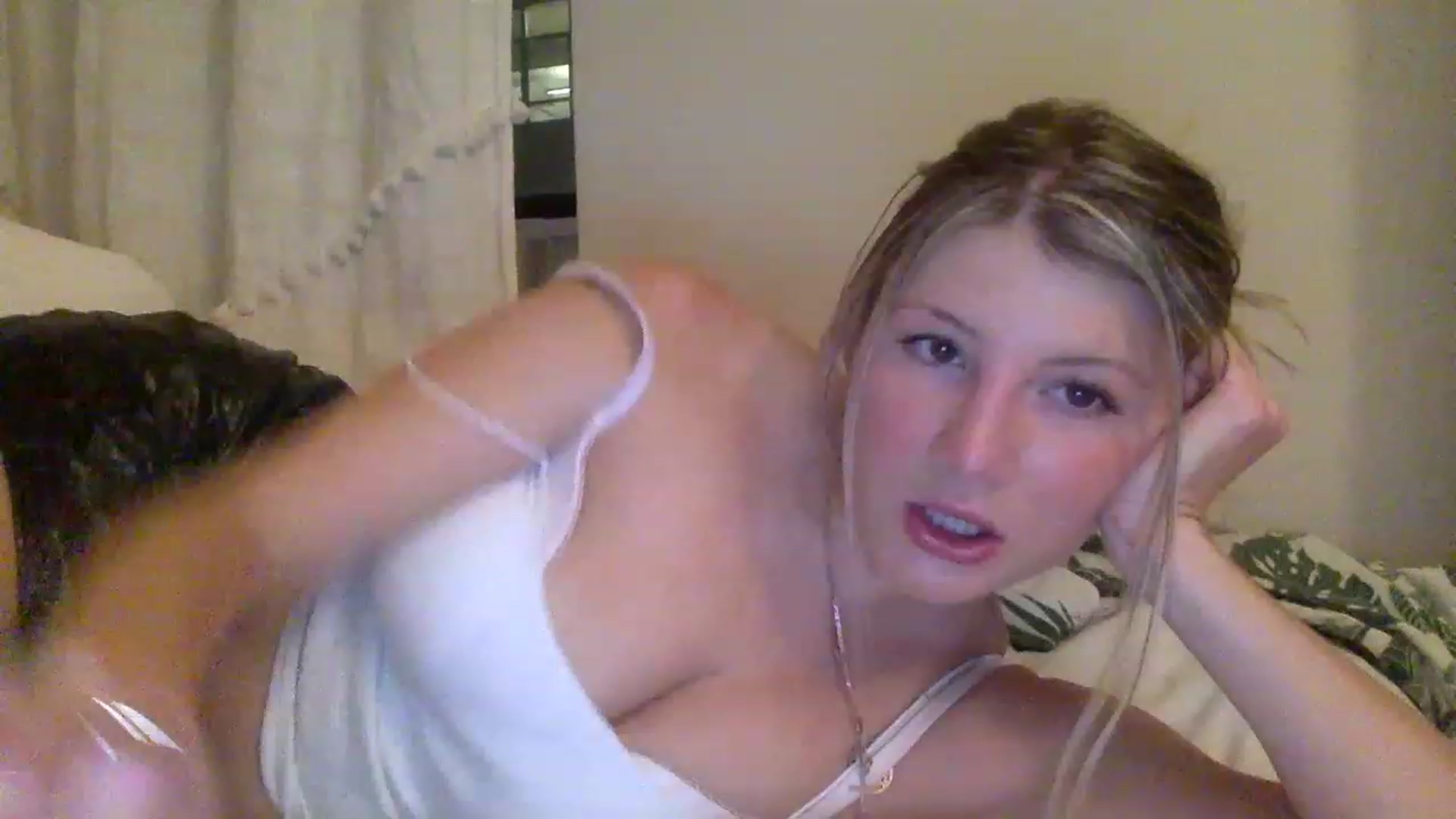 Gallery image thumbnail from KimKim55's myfreecams stream on, 12/22/2022, 06:30 image 6 of 20