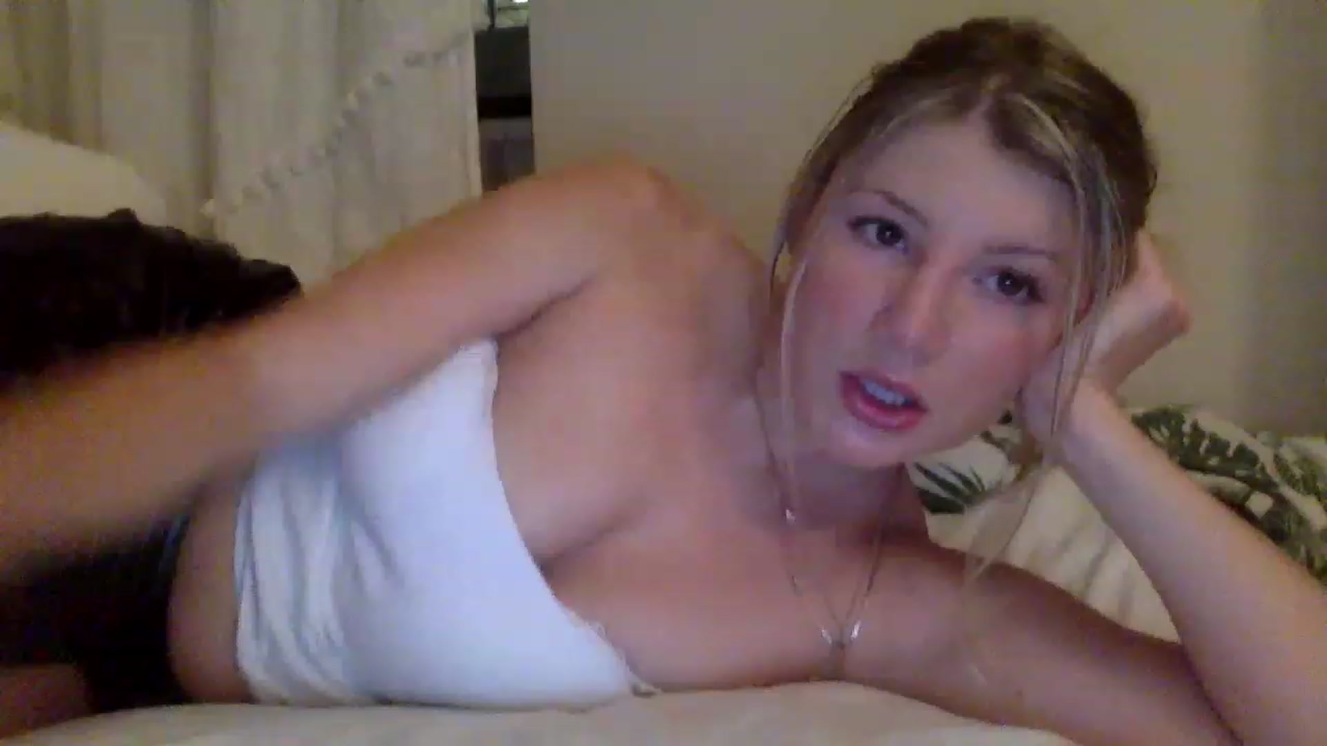 Gallery image thumbnail from KimKim55's myfreecams stream on, 12/22/2022, 06:30 image 7 of 20