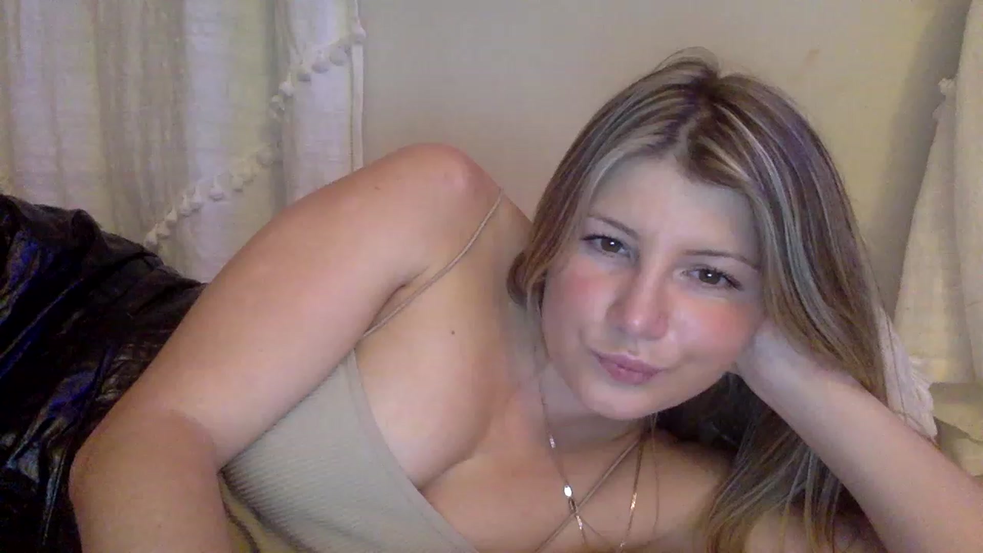 Gallery image thumbnail from KimKim55's myfreecams stream on, 12/28/2022, 06:21 image 10 of 20