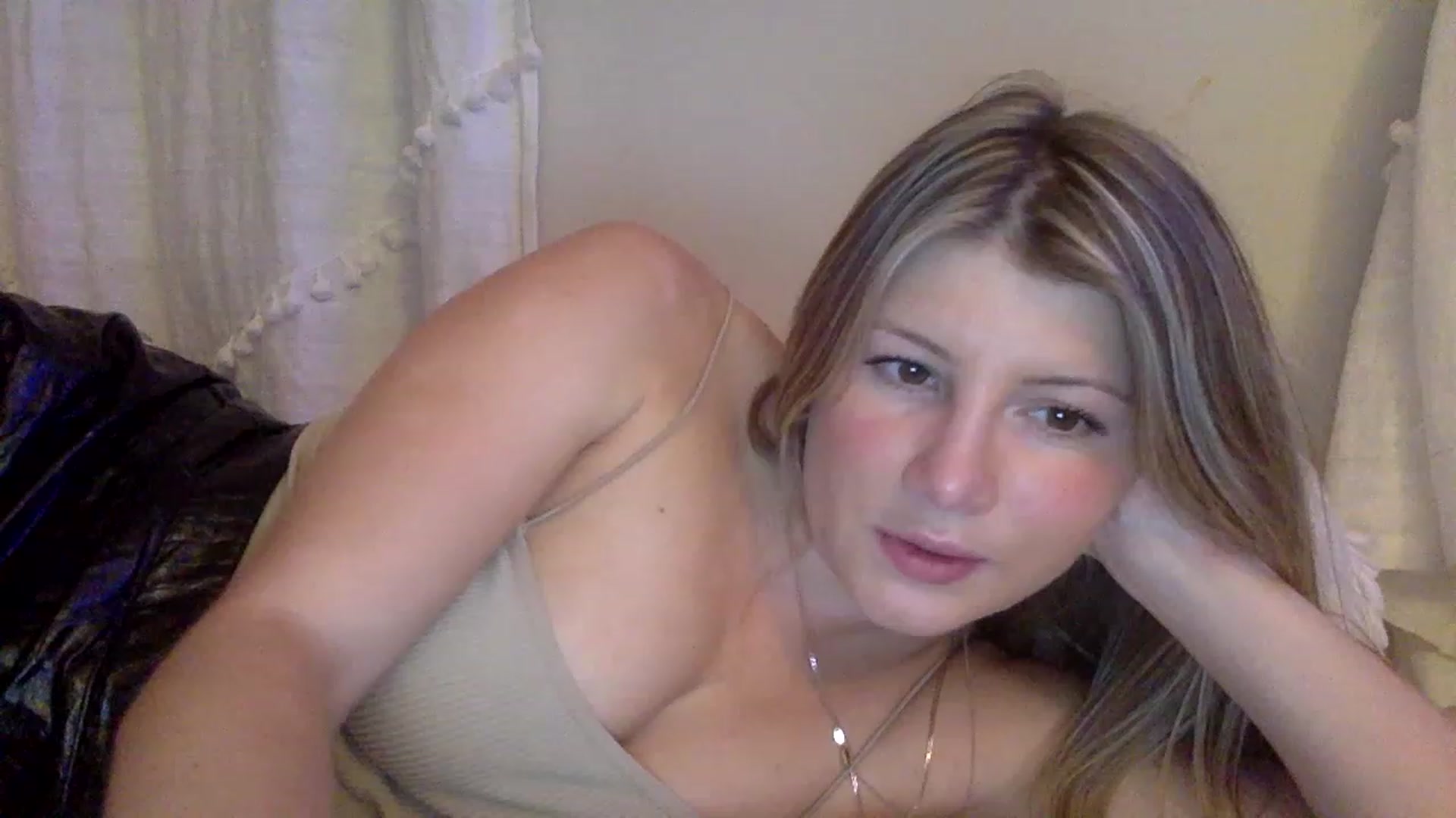 Gallery image thumbnail from KimKim55's myfreecams stream on, 12/28/2022, 06:21 image 9 of 20