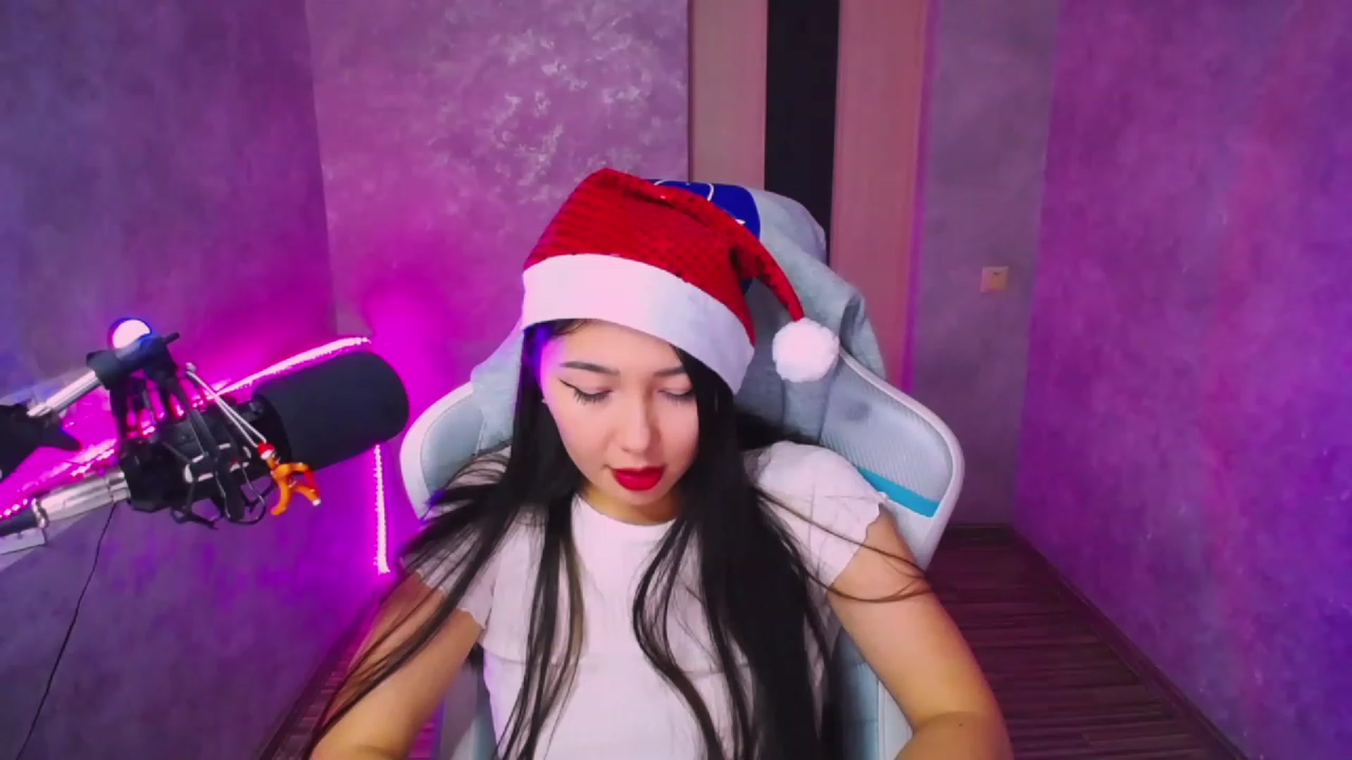 Gallery image thumbnail from Kim_cute99's myfreecams stream on, 12/28/2022, 23:07 image 16 of 20