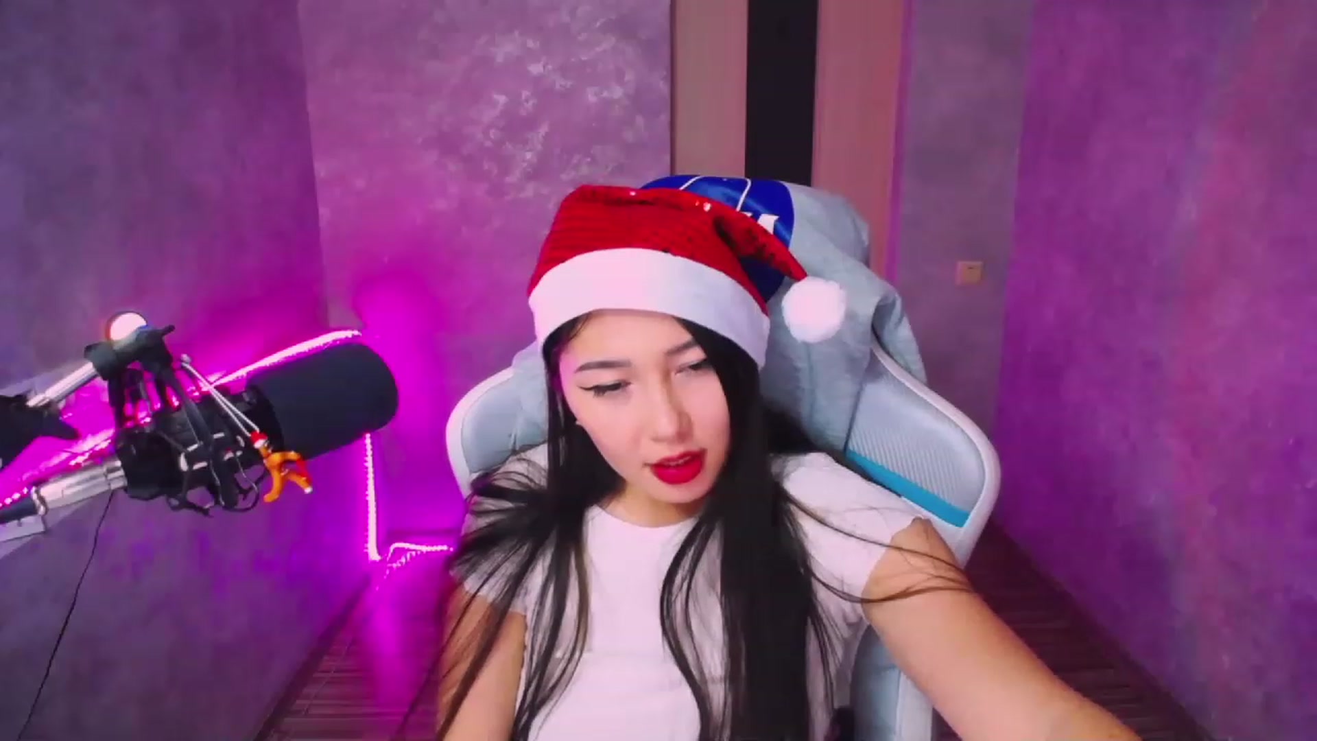 Gallery image thumbnail from Kim_cute99's myfreecams stream on, 12/28/2022, 23:07 image 15 of 20