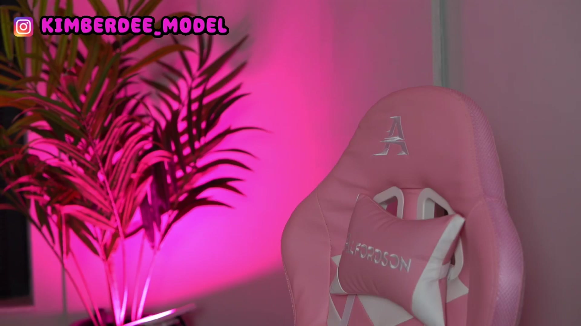 Gallery image thumbnail from Kimberdee's myfreecams stream on, 04/13/2026, 16:45 image 15 of 20