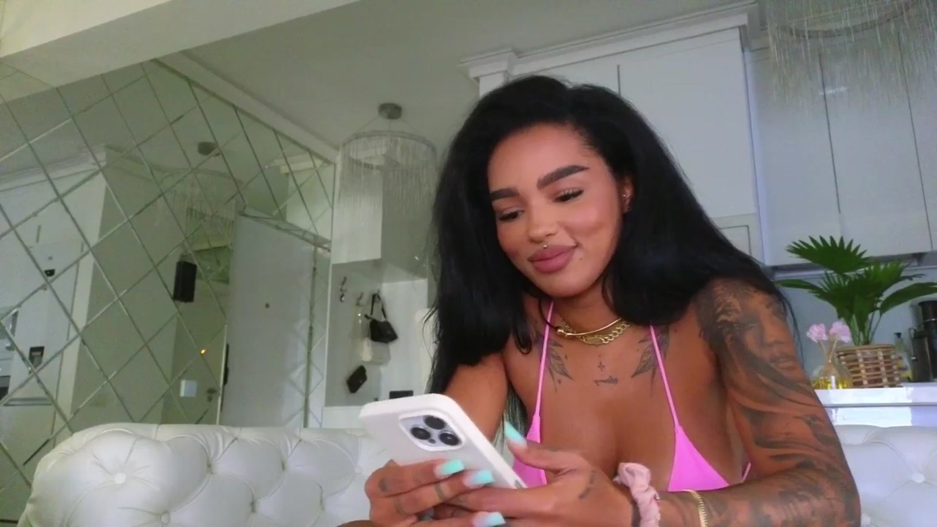 Gallery image thumbnail from KimiBrown's myfreecams stream on, 05/26/2025, 15:41 image 2 of 20