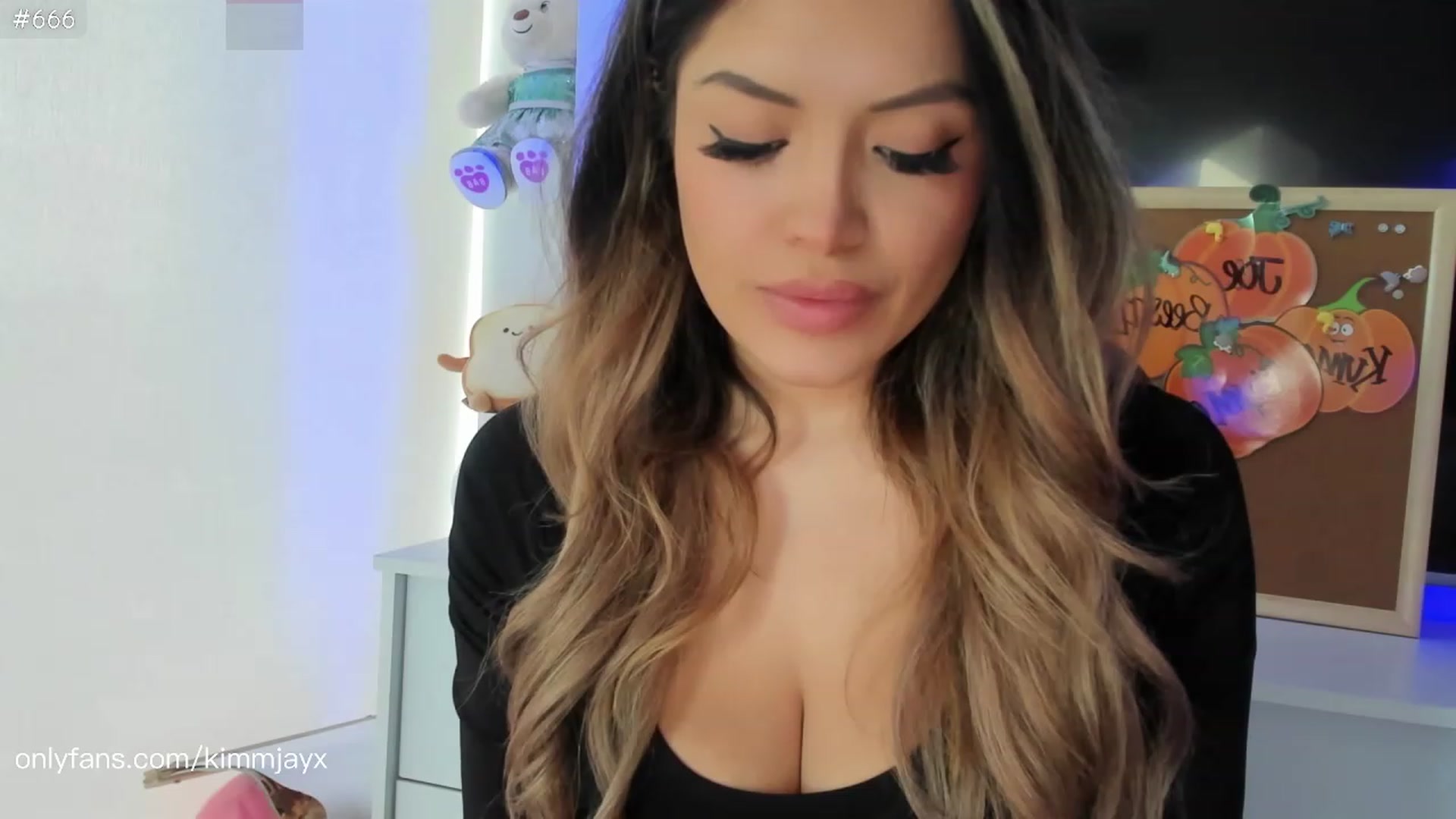 Gallery image thumbnail from Kimmjayx's myfreecams stream on, 11/18/2022, 21:07 image 17 of 20