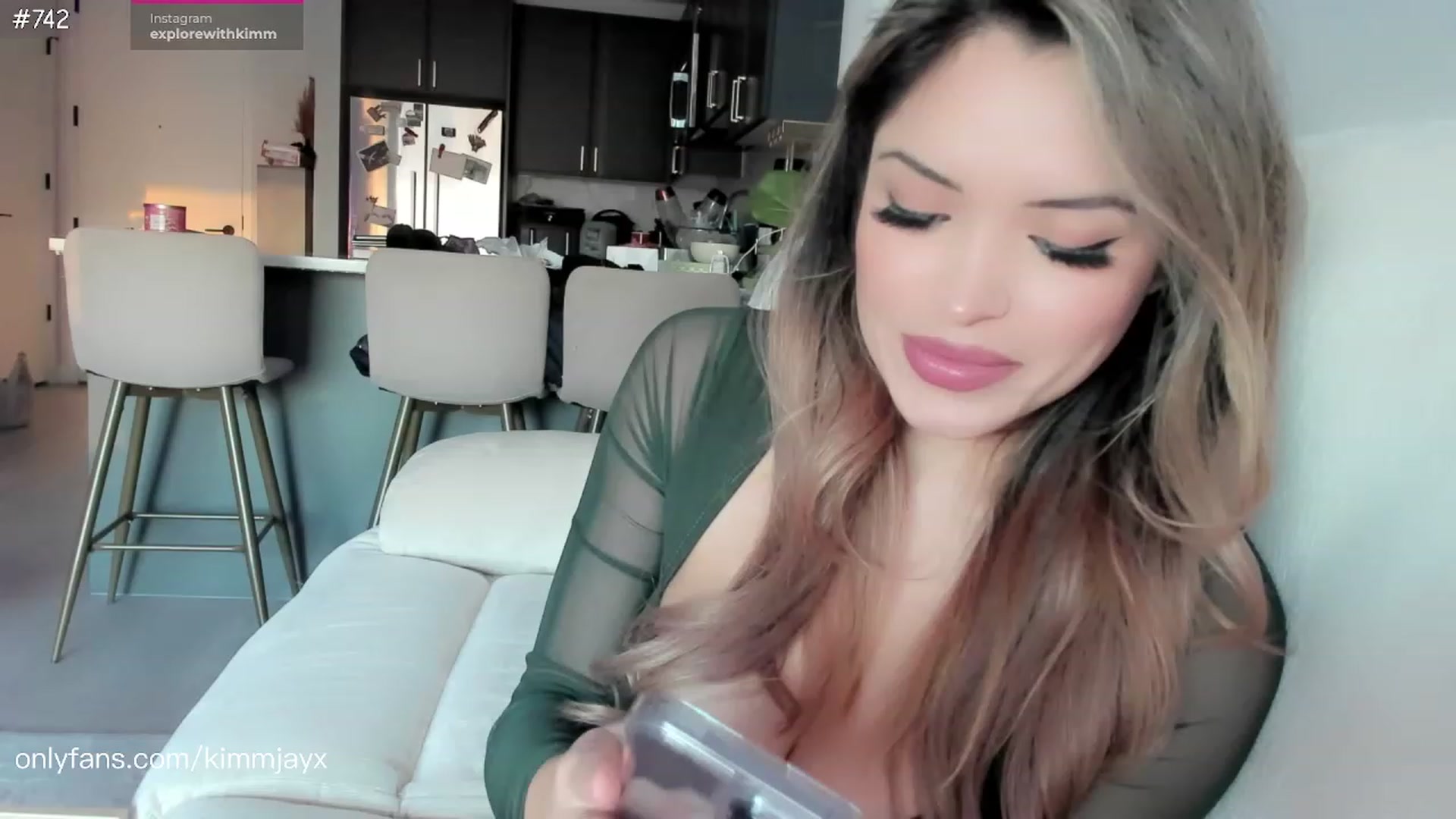 Gallery image thumbnail from Kimmjayx's myfreecams stream on, 11/21/2022, 22:04 image 10 of 20