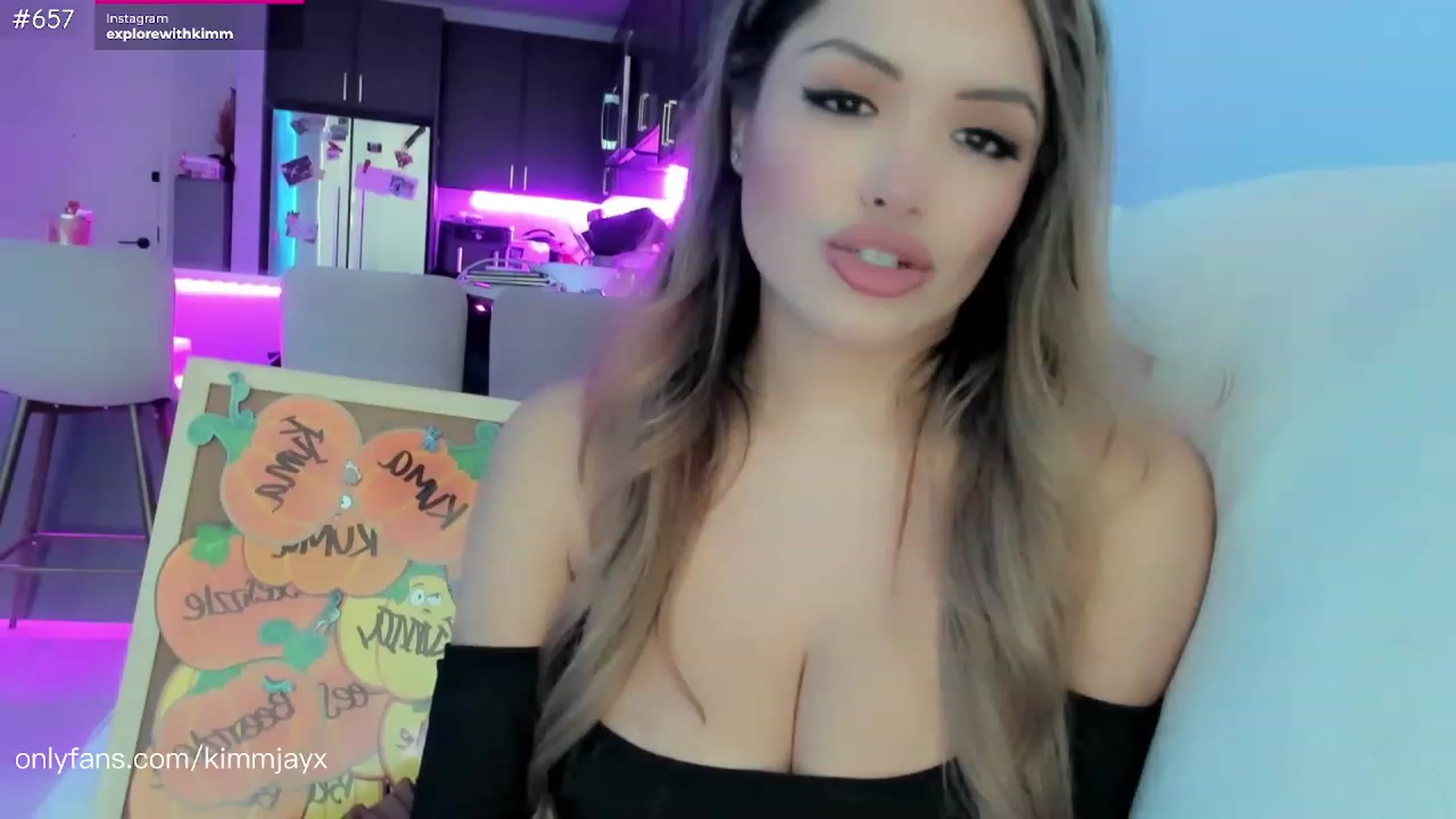 Gallery image thumbnail from Kimmjayx's myfreecams stream on, 11/22/2022, 21:16 image 13 of 20