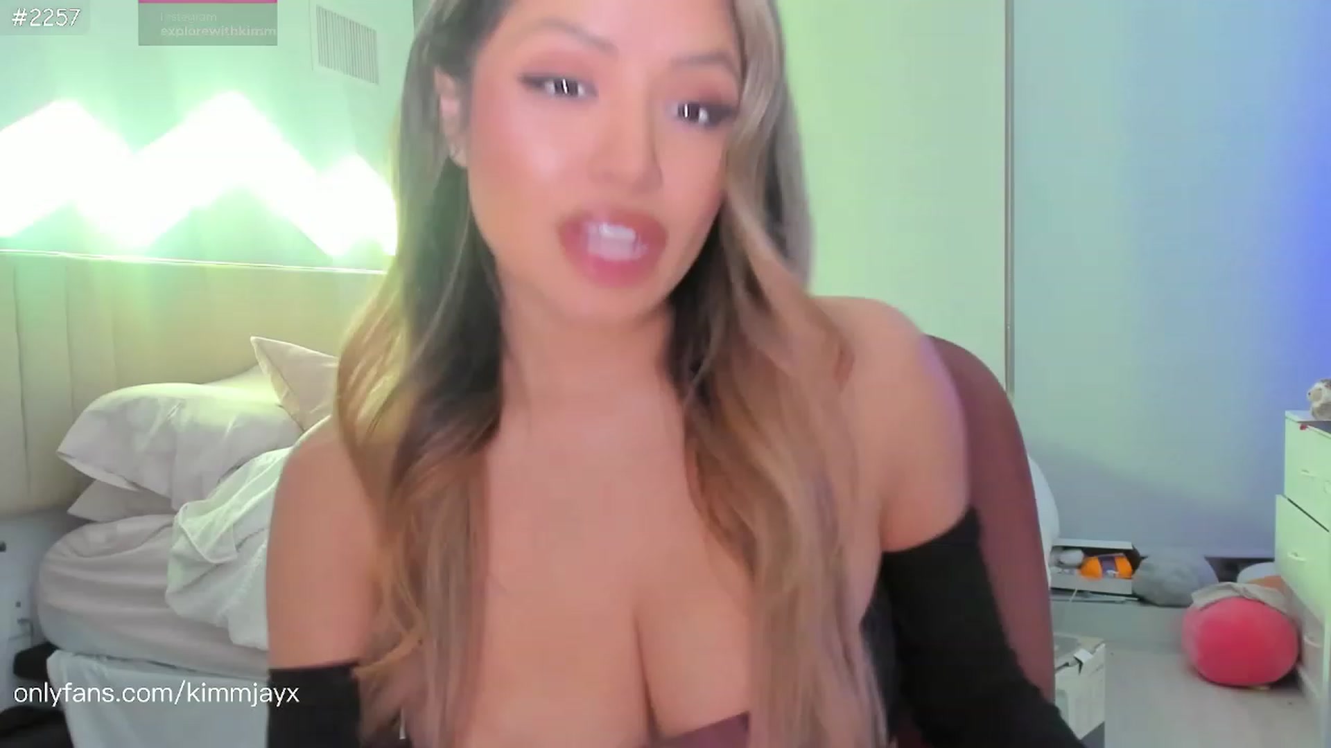 Gallery image thumbnail from Kimmjayx's myfreecams stream on, 12/02/2022, 24:02 image 15 of 20