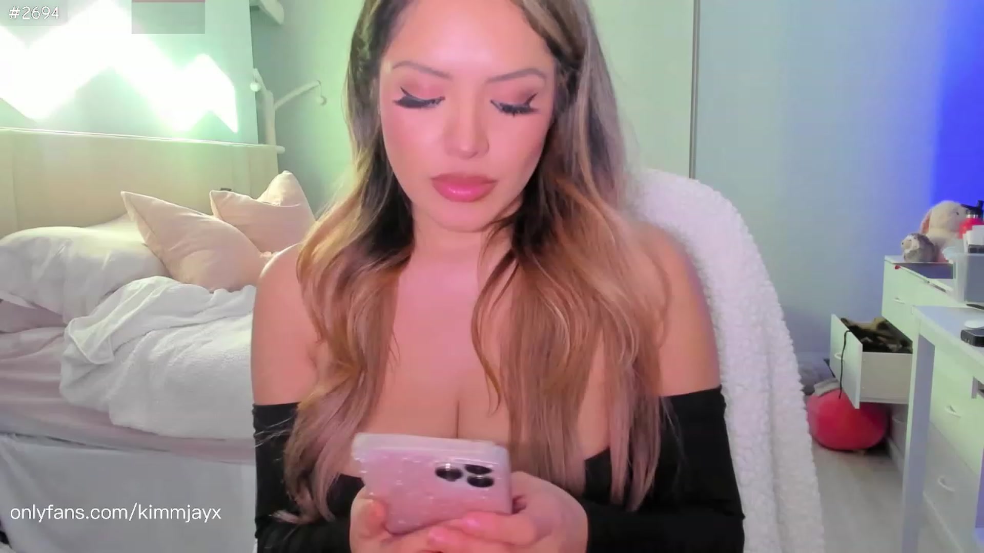 Gallery image thumbnail from Kimmjayx's myfreecams stream on, 12/02/2022, 24:02 image 1 of 20