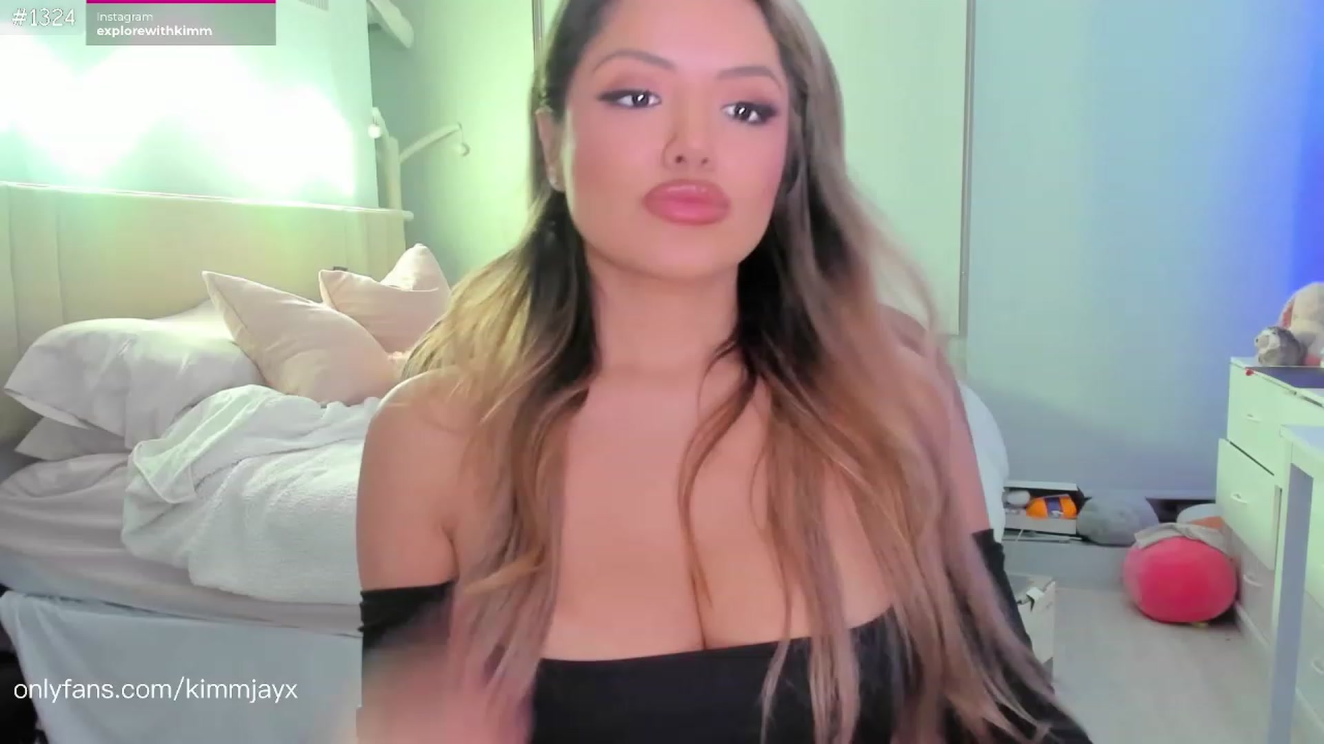 Gallery image thumbnail from Kimmjayx's myfreecams stream on, 12/02/2022, 24:49 image 1 of 20