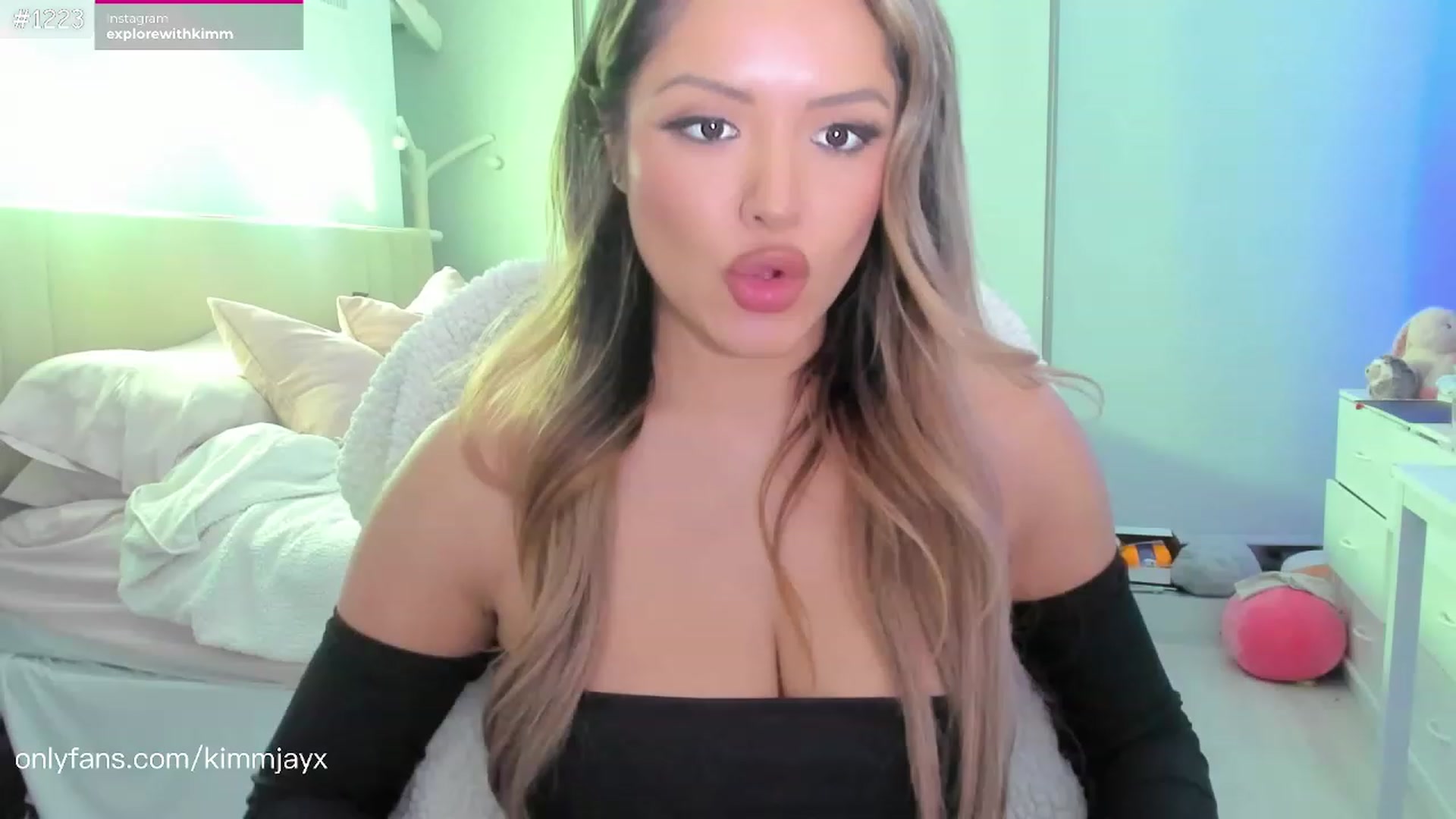 Gallery image thumbnail from Kimmjayx's myfreecams stream on, 12/02/2022, 24:49 image 17 of 20