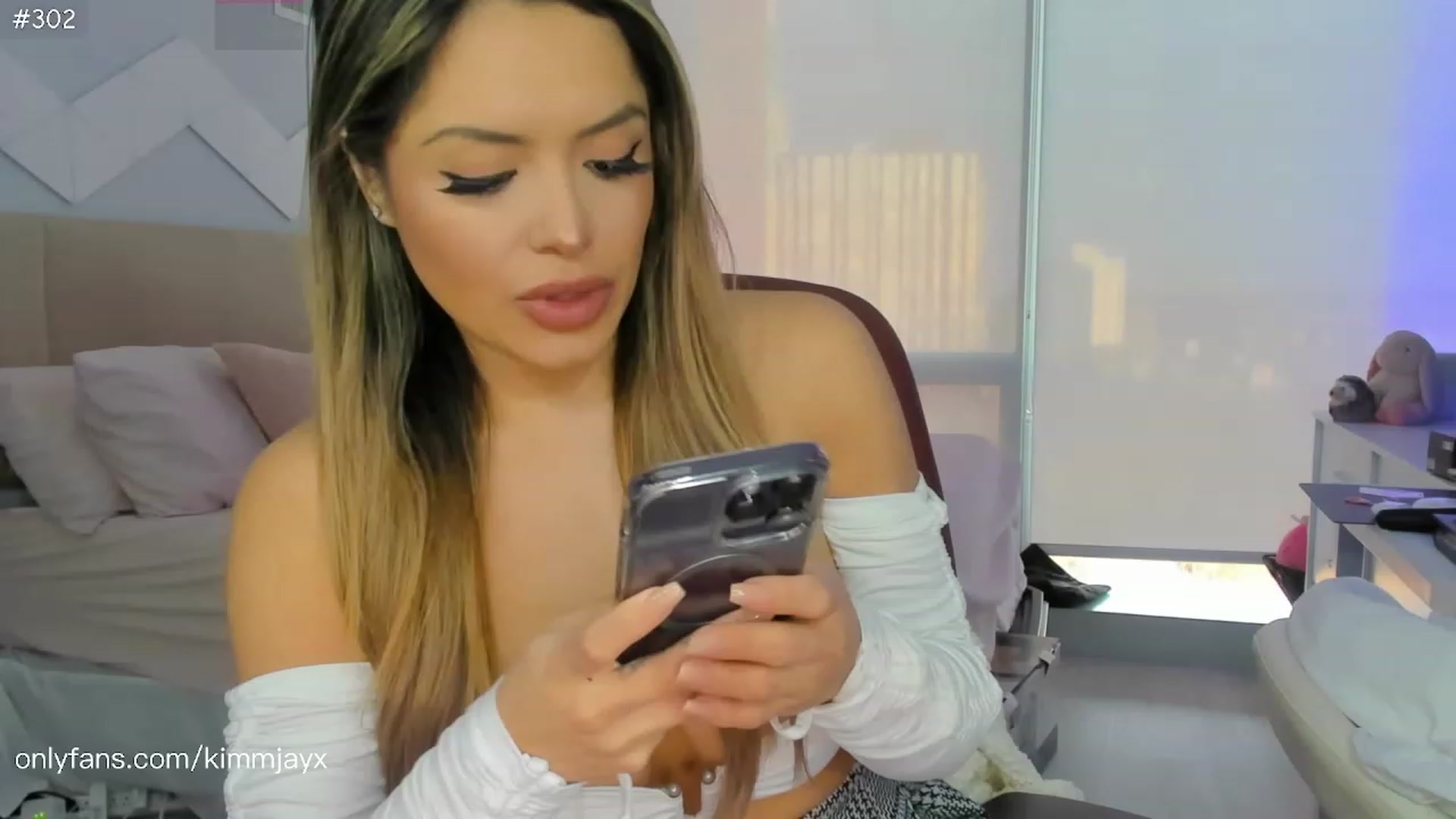 Gallery image thumbnail from Kimmjayx's myfreecams stream on, 12/05/2022, 21:15 image 15 of 20
